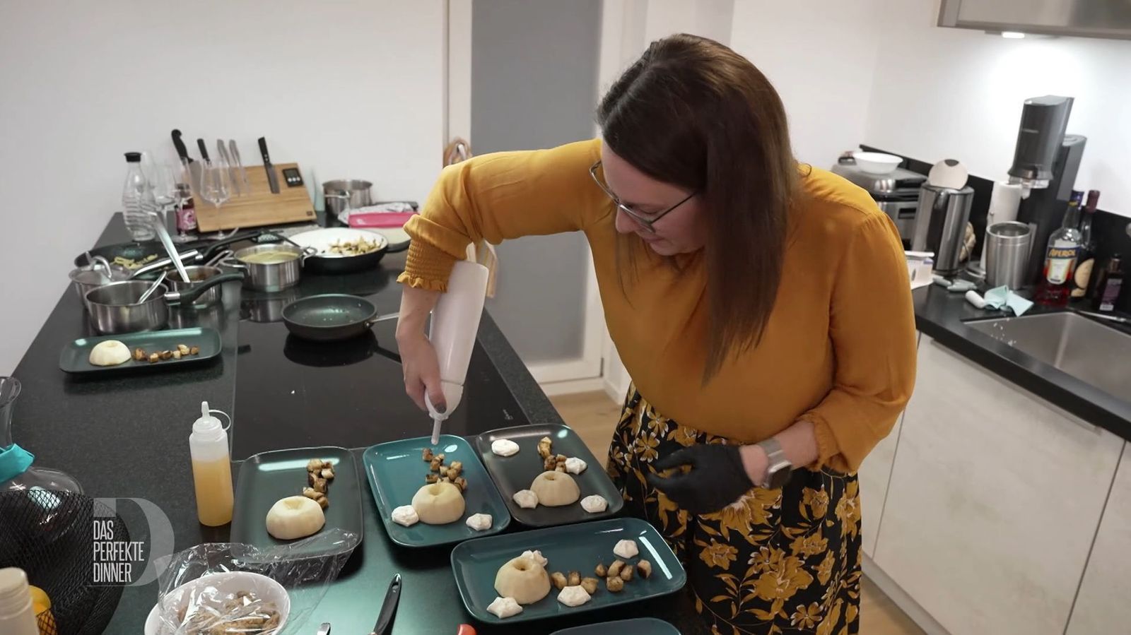 Erst beim dritten Anlauf macht die Espumaflasche das, was sie soll: Sahnehäubchen aufs Dessert. (Bild: RTL)