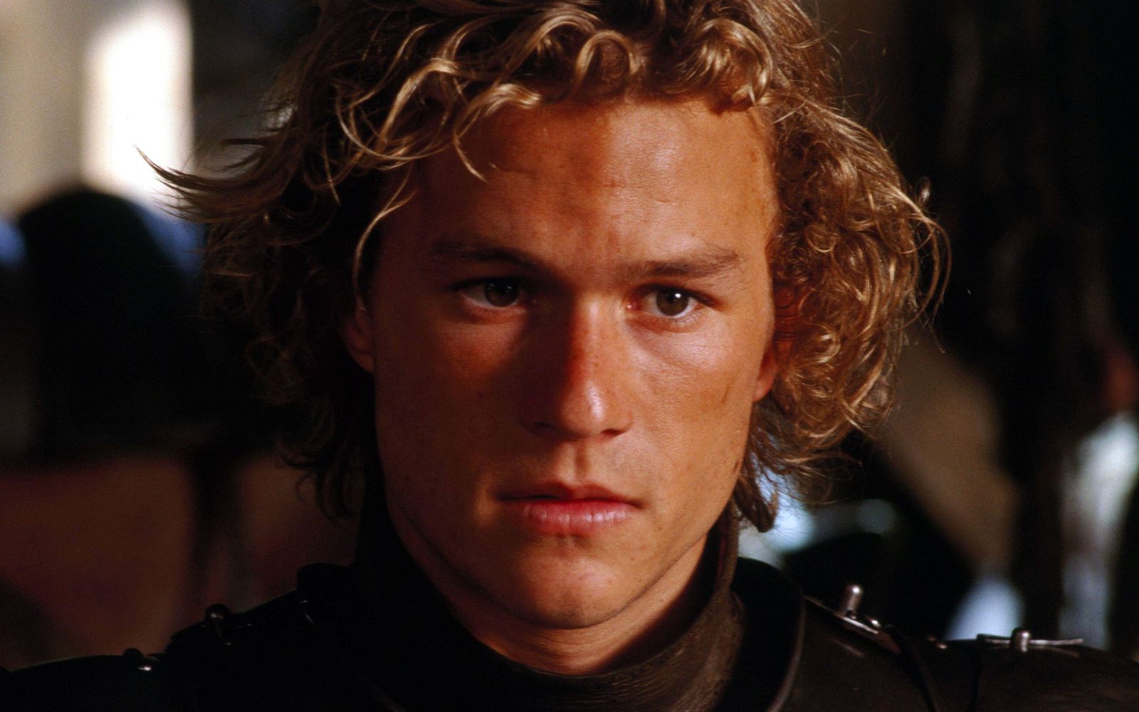 In der Rüstung eines verstorbenen Ritters will der Dachdeckersohn William (Heath Ledger) an einem Turnier teilnehmen.  (Bild: 2003 Sony Pictures Television International. All Rights Reserved)