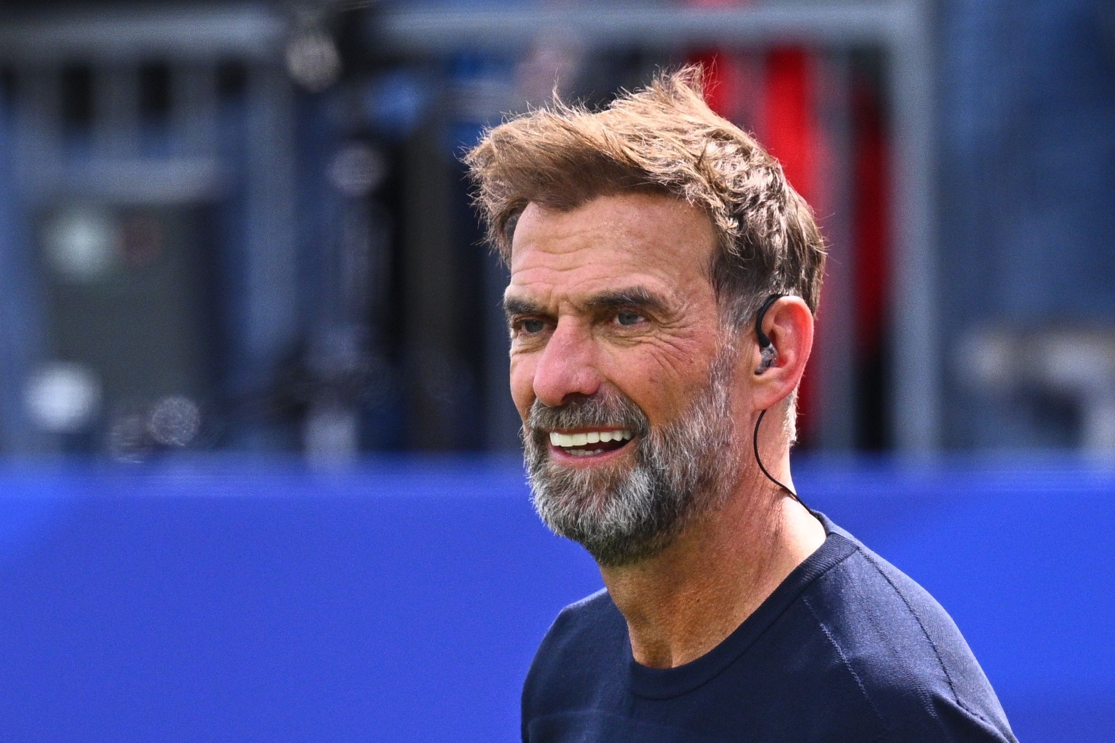 Jürgen Klopp steht im Stadion.