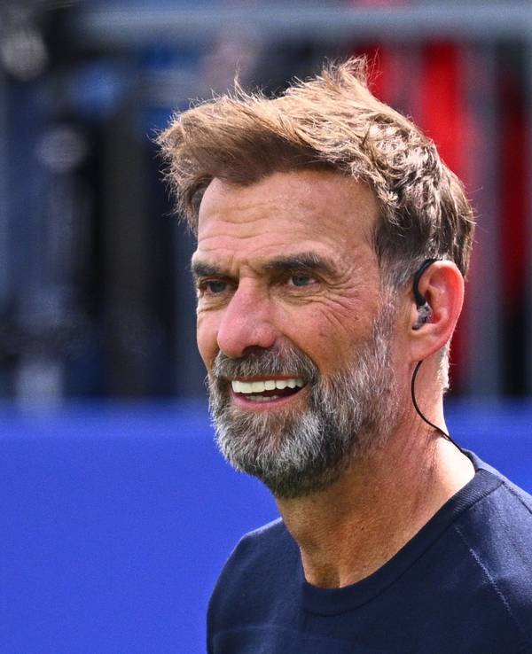 Jürgen Klopp steht im Stadion.