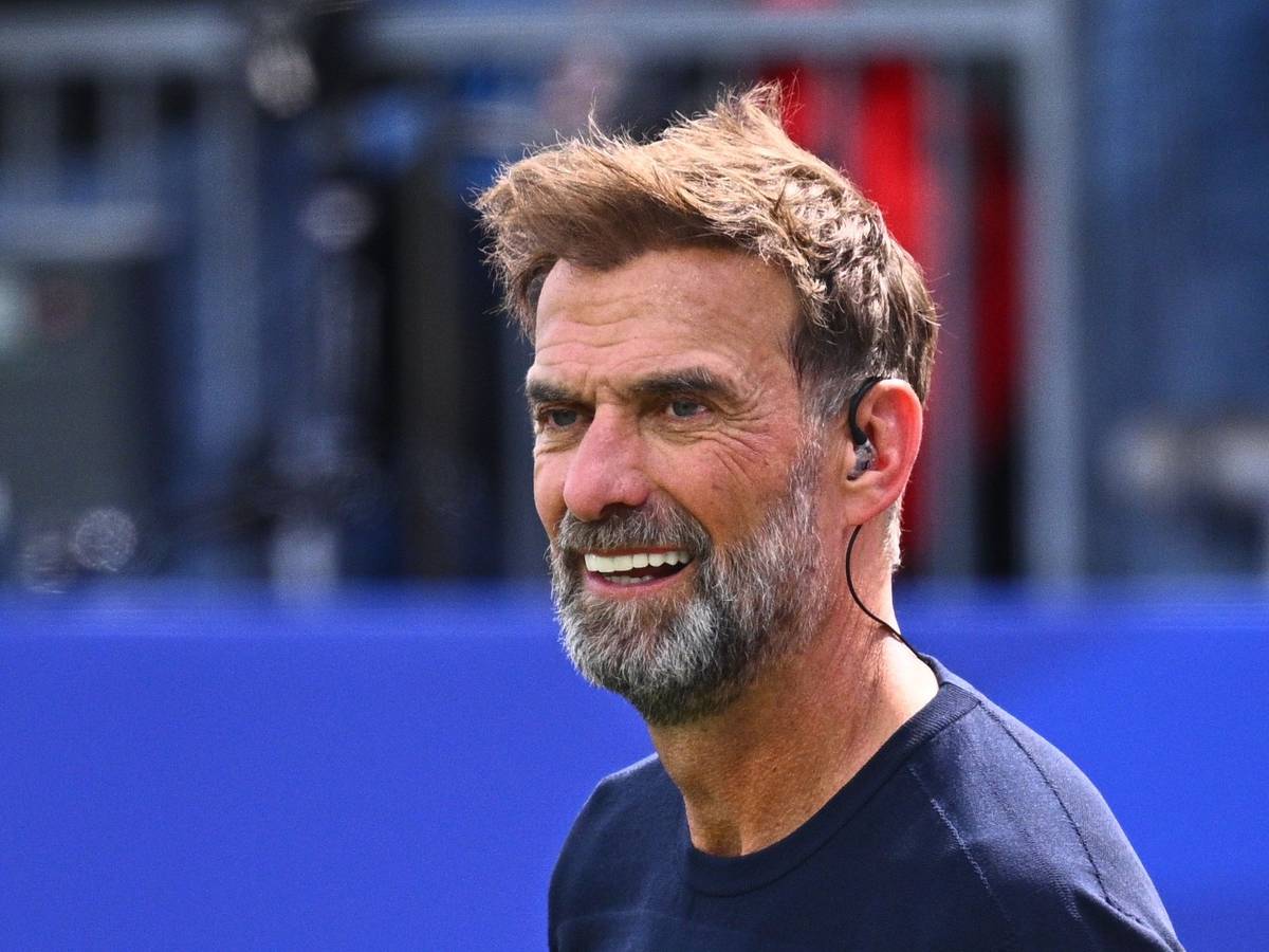 Jürgen Klopp steht im Stadion.