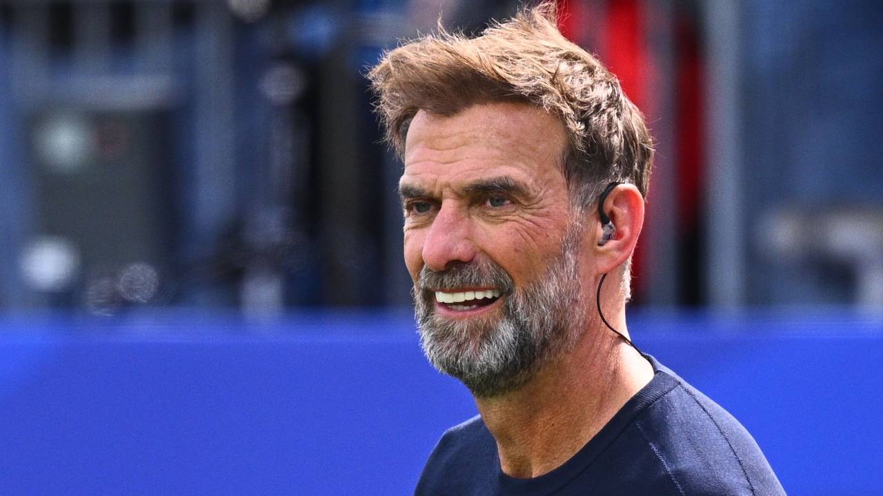 Jürgen Klopp steht im Stadion.