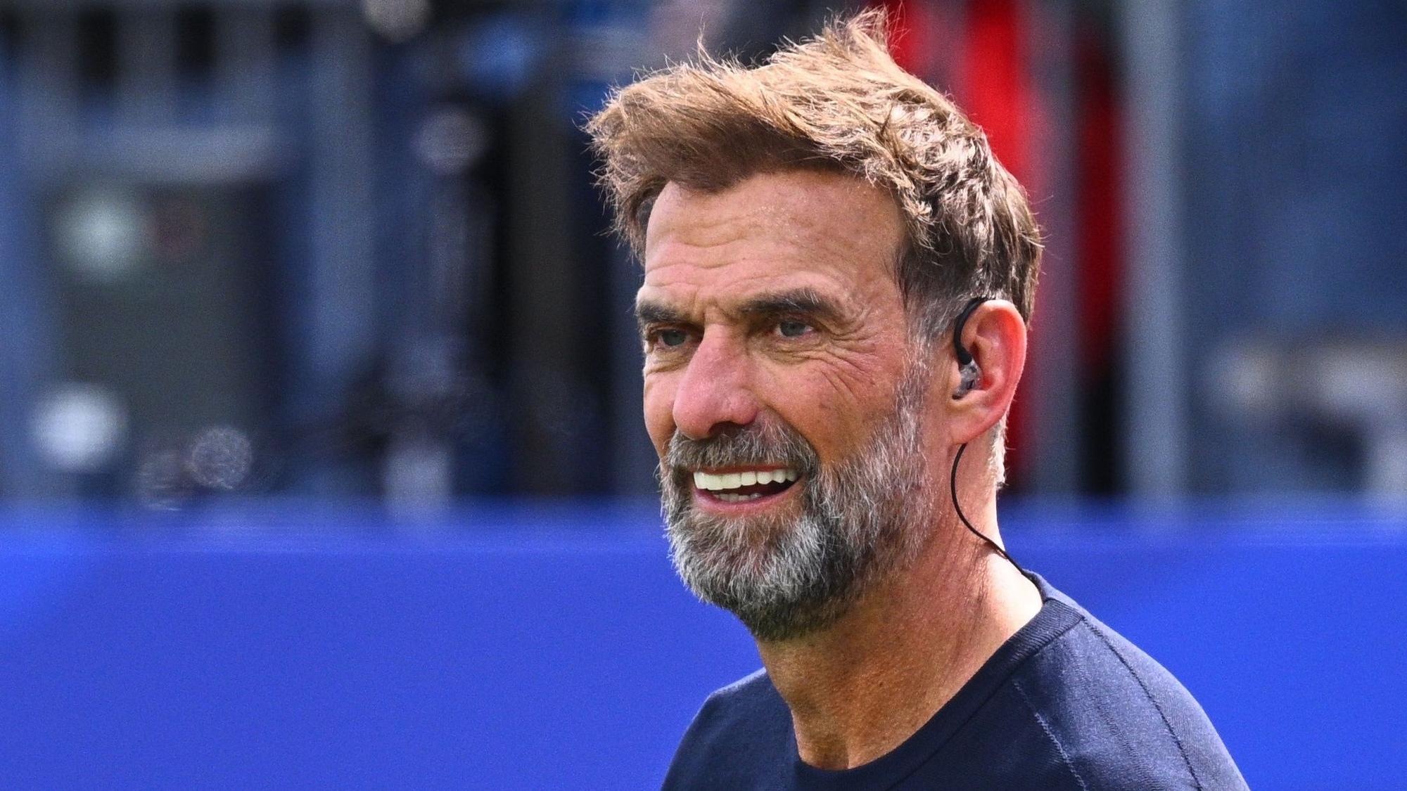 Jürgen Klopp steht im Stadion.