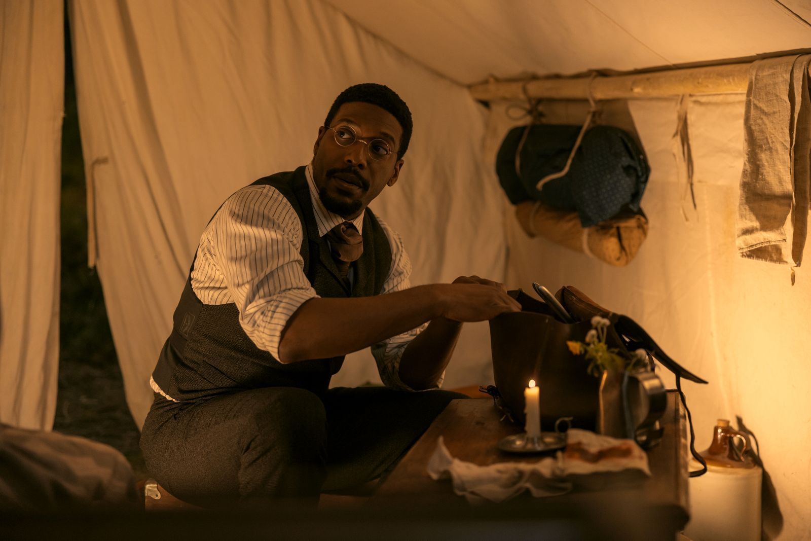 Dr. George Tann (Jocko Sims) ist Arzt in Kansas, in der Nähe des Ortes, wo sich Familie Ingalls niederlässt. Tann war eine reale Person und behandelte die Ingalls' auch in den Büchern. Er hatte während des Bürgerkriegs in der Unionsarmee gedient und war danach, wie viele Afroamerikaner, nach Kansas gezogen.   (Bild: Eric Zachanowich/Netflix © 2026)