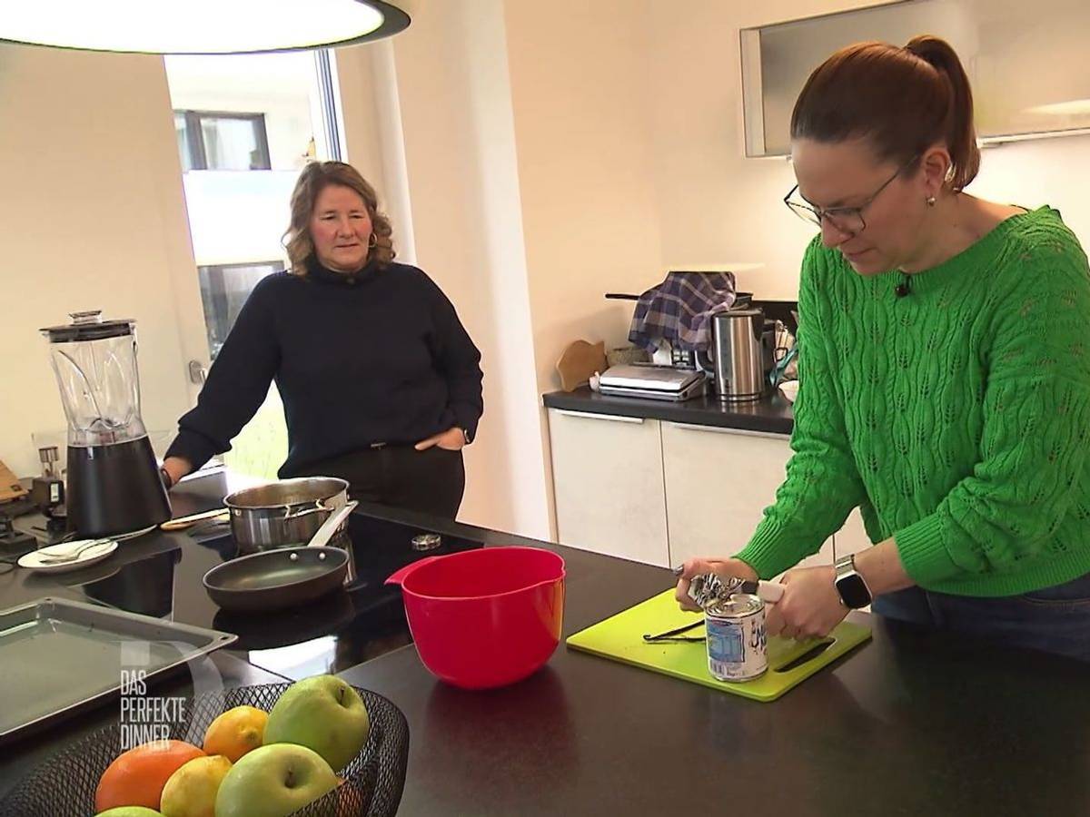 Ausgerechnet heute gehen bei Sabrina (rechts) sämtliche Küchengeräte kaputt. Da kann auch Schnippelhilfe Martina nicht helfen.
(Bild: RTL)