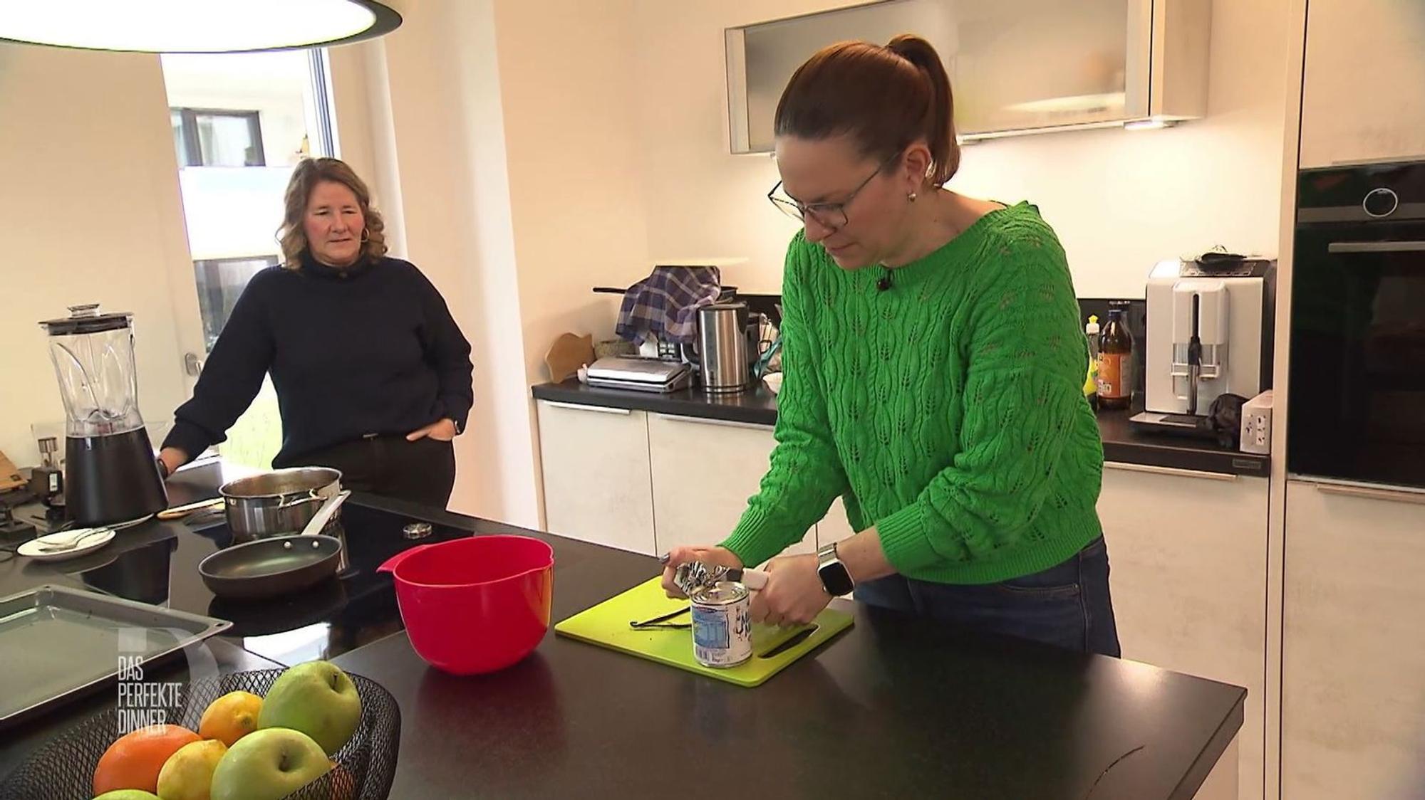 Ausgerechnet heute gehen bei Sabrina (rechts) sämtliche Küchengeräte kaputt. Da kann auch Schnippelhilfe Martina nicht helfen.
(Bild: RTL)