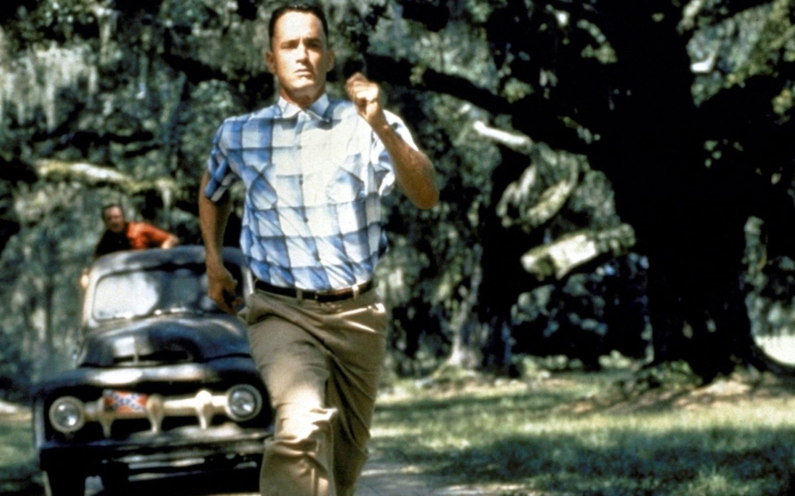 „Das Leben ist wie eine Schachtel Pralinen, man weiß nie was man bekommt“, philosophierte Hanks 1994 als liebenswerter Tollpatsch in „Forrest Gump“. Für die Paraderolle gab's einen zweiten Oscar für den Ausnahmeschauspieler. (Bild: Paramount Pictures)