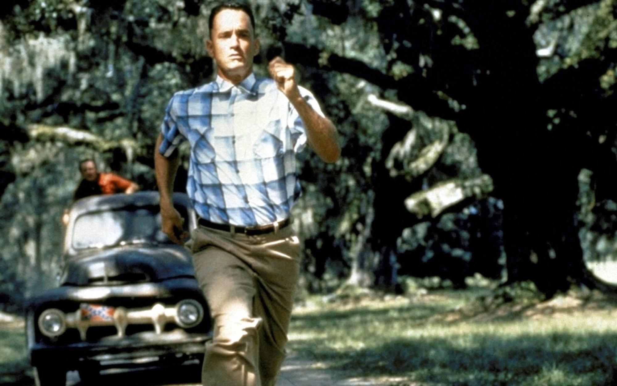 „Das Leben ist wie eine Schachtel Pralinen, man weiß nie was man bekommt“, philosophierte Hanks 1994 als liebenswerter Tollpatsch in „Forrest Gump“. Für die Paraderolle gab's einen zweiten Oscar für den Ausnahmeschauspieler. (Bild: Paramount Pictures)
