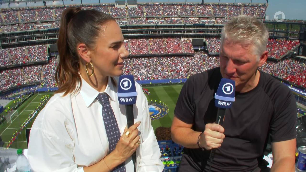 Esther Sedlaczek und Bastian Schweinsteiger bei der WM 2026 im ARD-Gespräch.