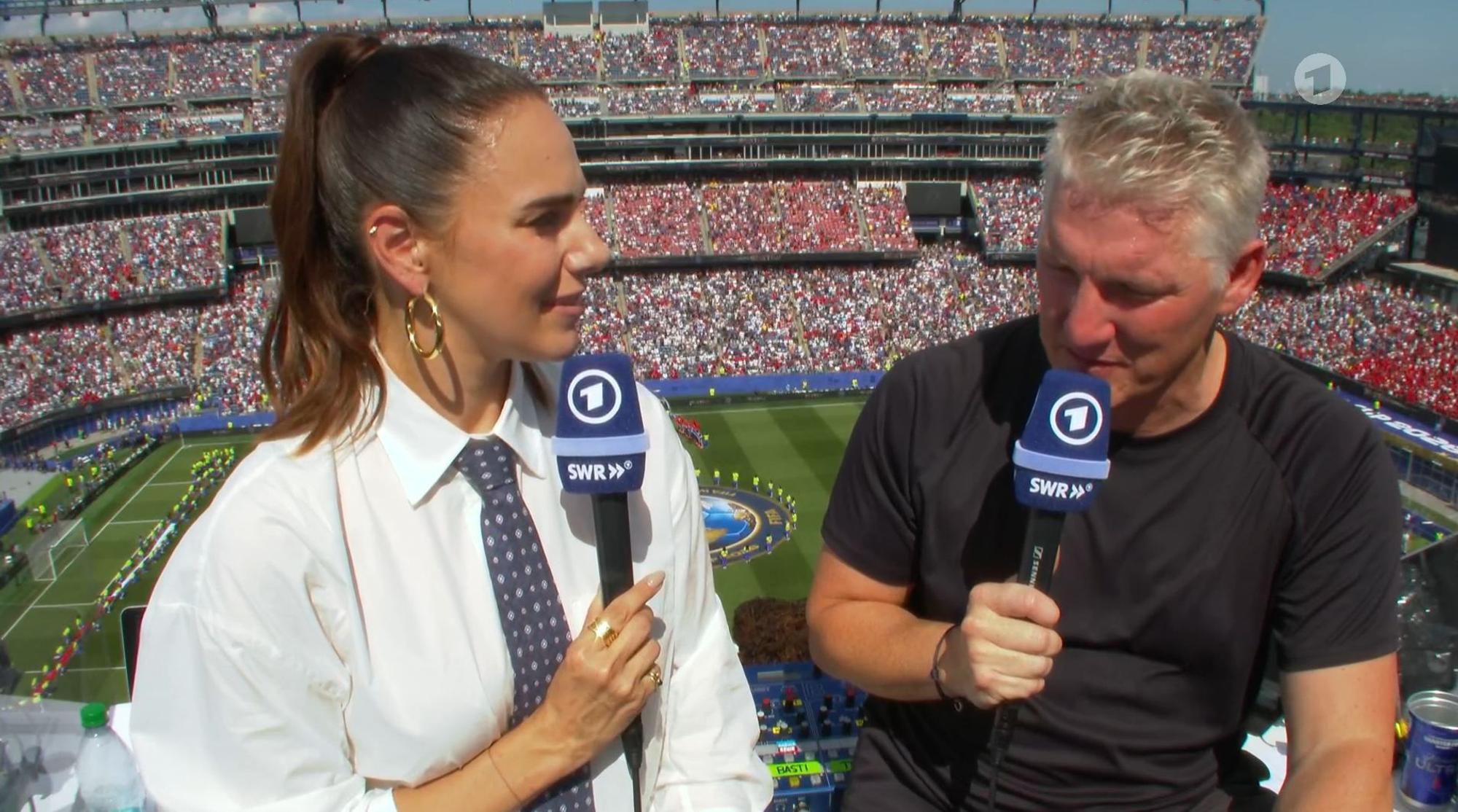 Esther Sedlaczek und Bastian Schweinsteiger bei der WM-Analyse.