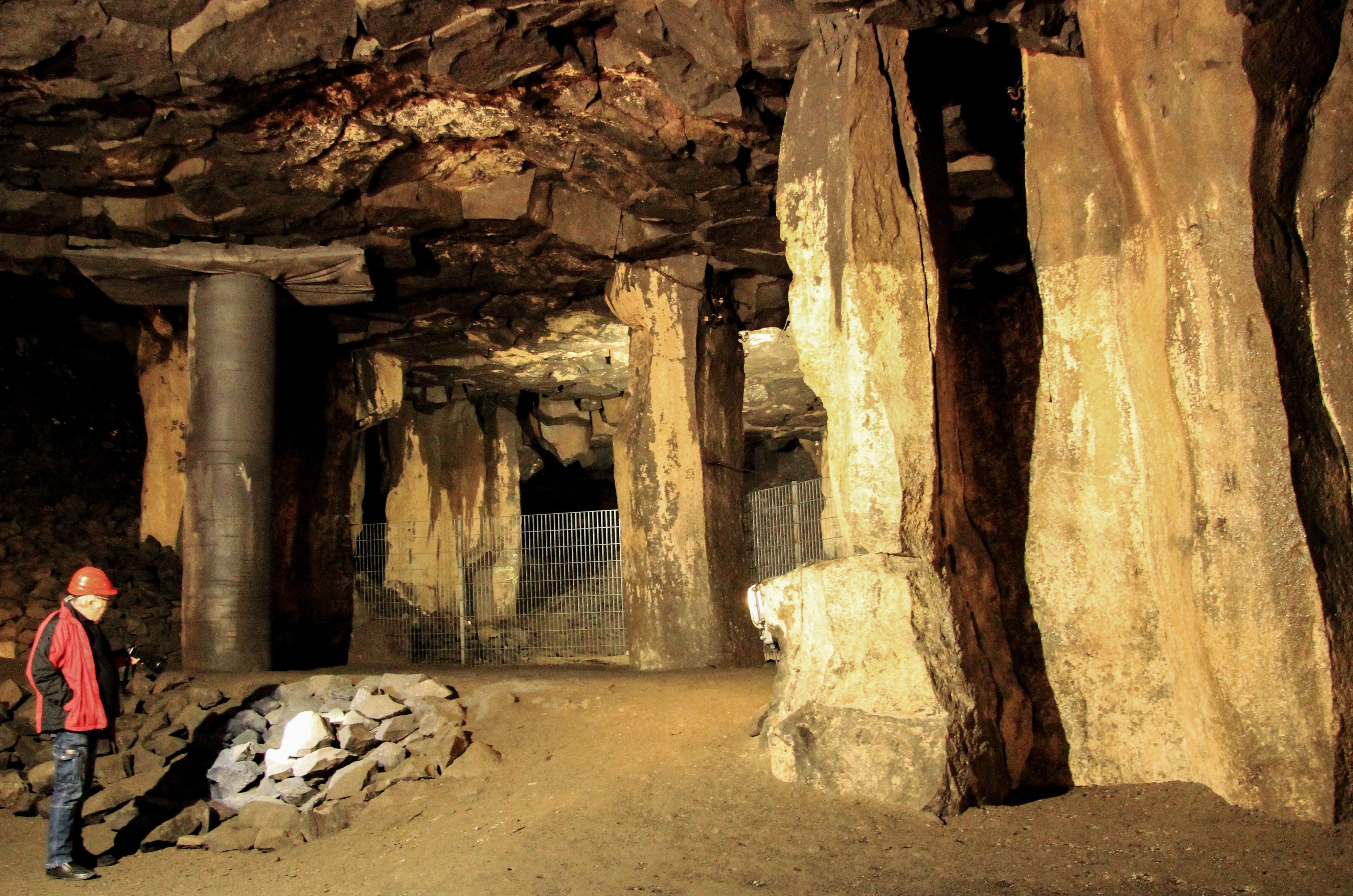 Das Höhlensystem darf nicht betreten werden. Aufgrund von Einsturzgefahr wurden bereits mehrere Hohlräume mit Spezialbeton aufgefüllt.