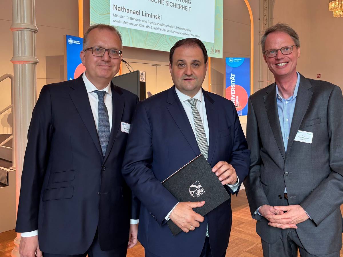 NRW-Europaminister Nathanale Liminski (m.) mit den Professoren Markus Ogorek (l.) und Axel Ockenfelks (r.) von der Adenauer School of Government.