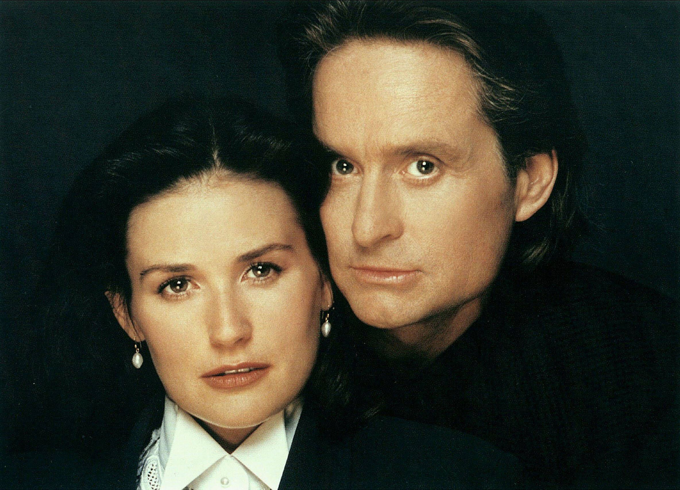 Demi Moore und Michael Douglas spielten zusammen in „Enthüllung“.