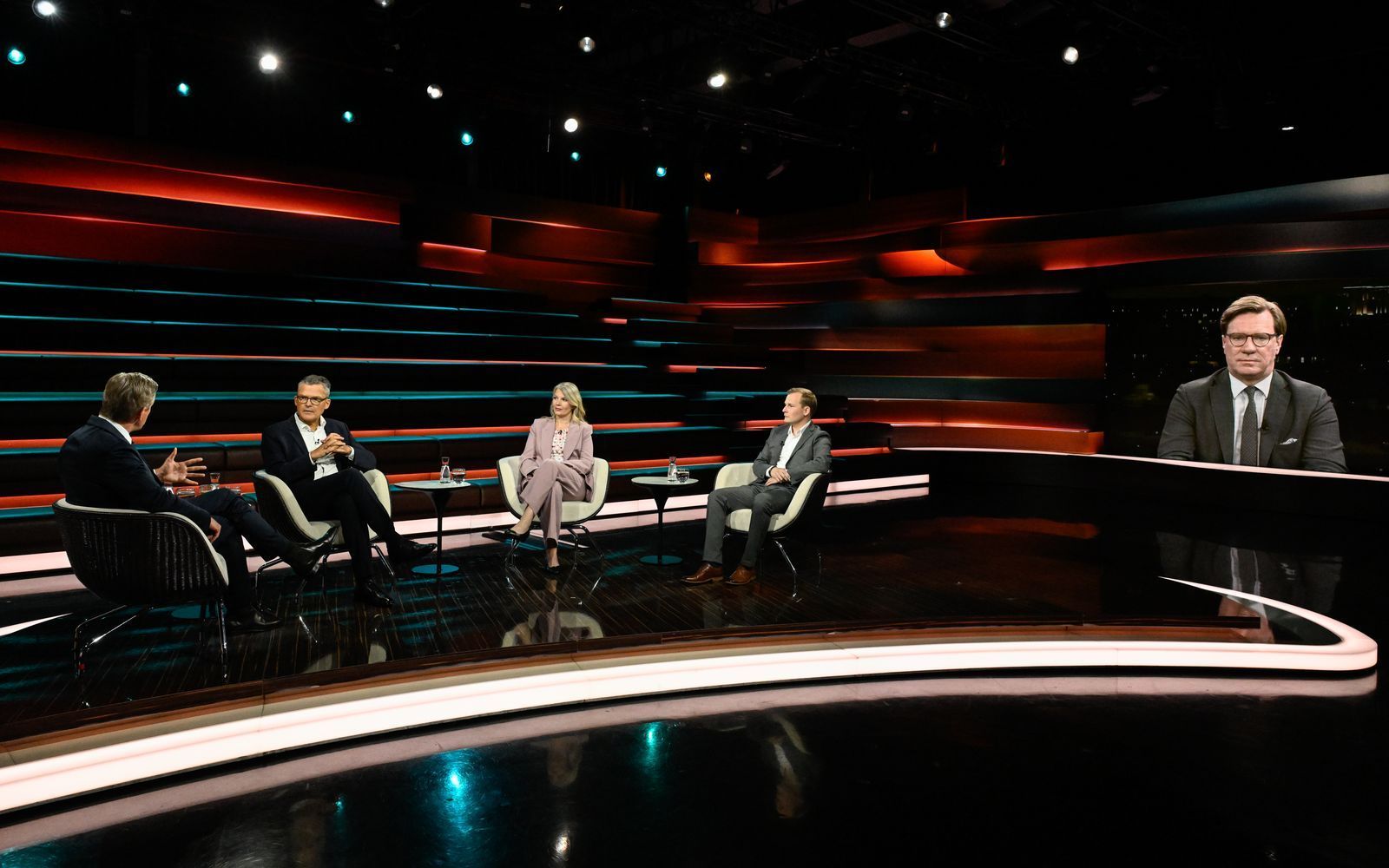 Nach dem NATO-Gipfel in Ankara beleuchtete die Diskussionsrunde bei „Markus Lanz“ die Rolle Europas in der Geopolitik. (Bild: ZDF / Markus Hertrich)