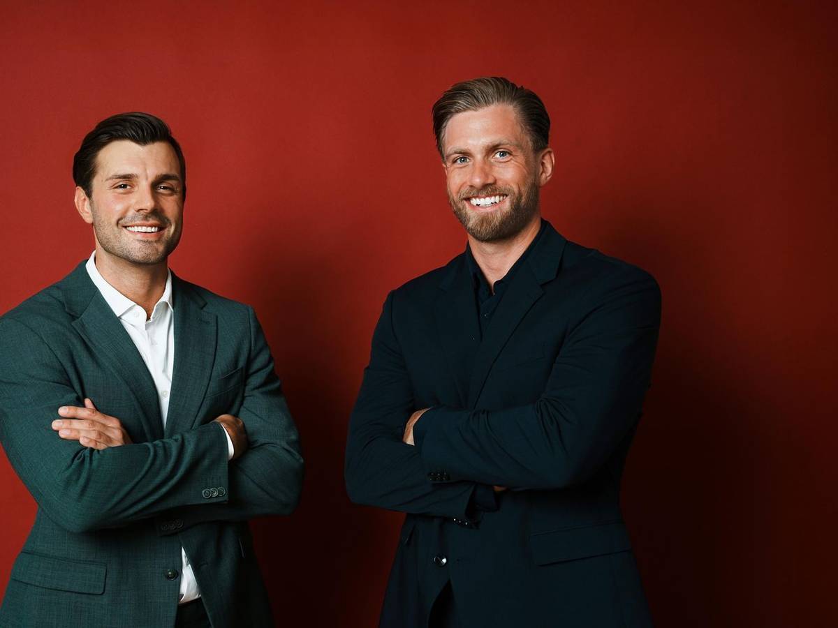 Tim Reitz (links) und Sebastian Paul sind die Junggesellen der aktuellen Staffel von „Die Bachelors“. (Bild: RTL / Lena-Luise Grellert)