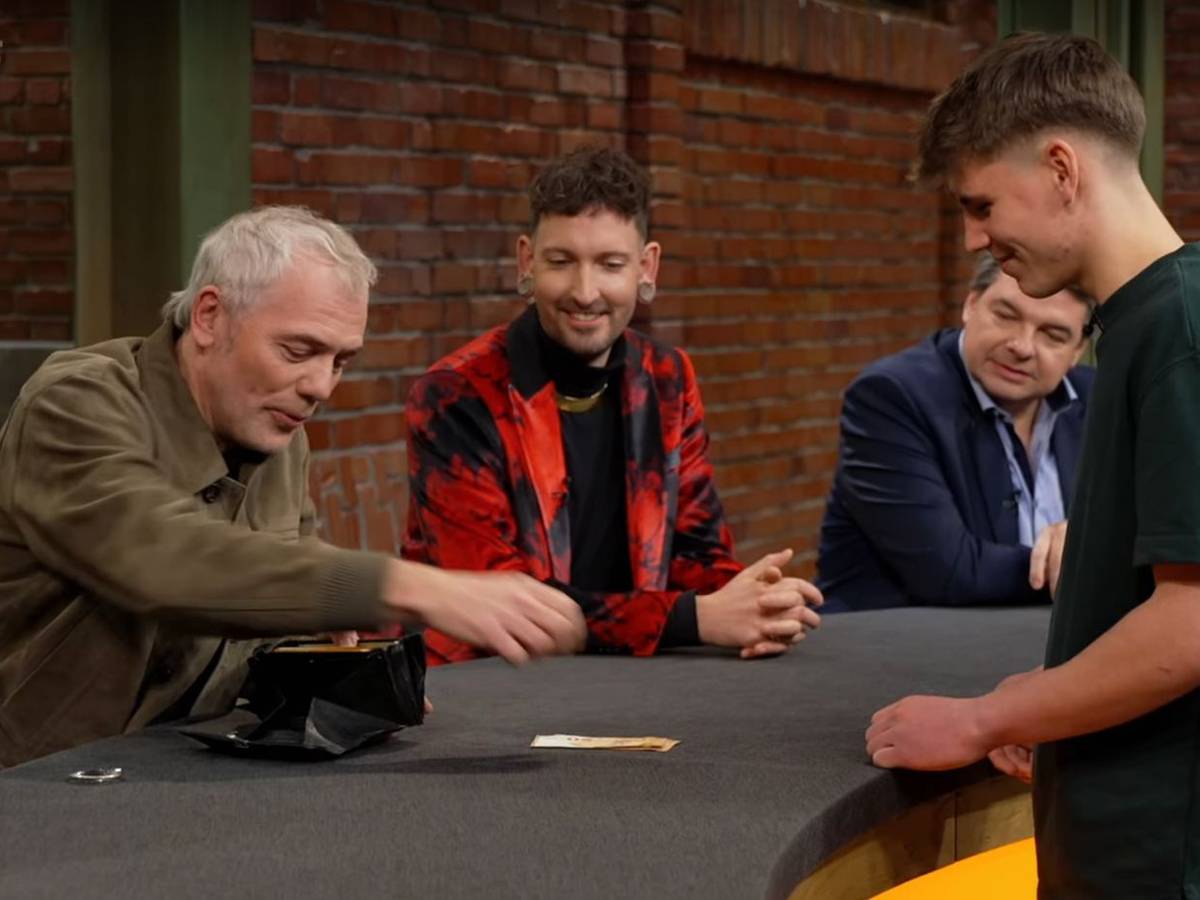 Dieser Bieterstreit war skurril: Händler Christian Vechtel (links) überbot sich mehrfach selbst. (Bild: ZDF)