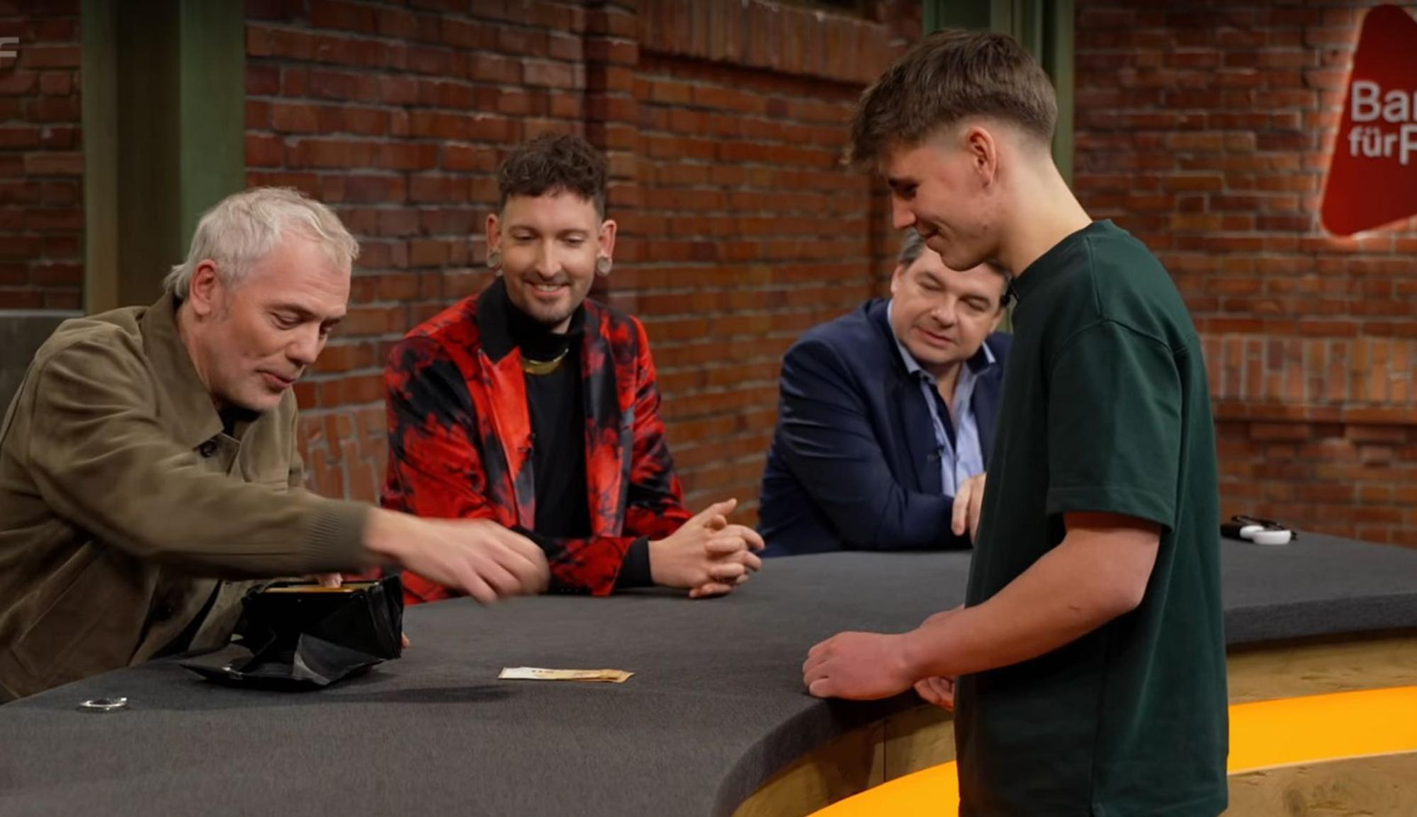 Dieser Bieterstreit war skurril: Händler Christian Vechtel (links) überbot sich mehrfach selbst. (Bild: ZDF)