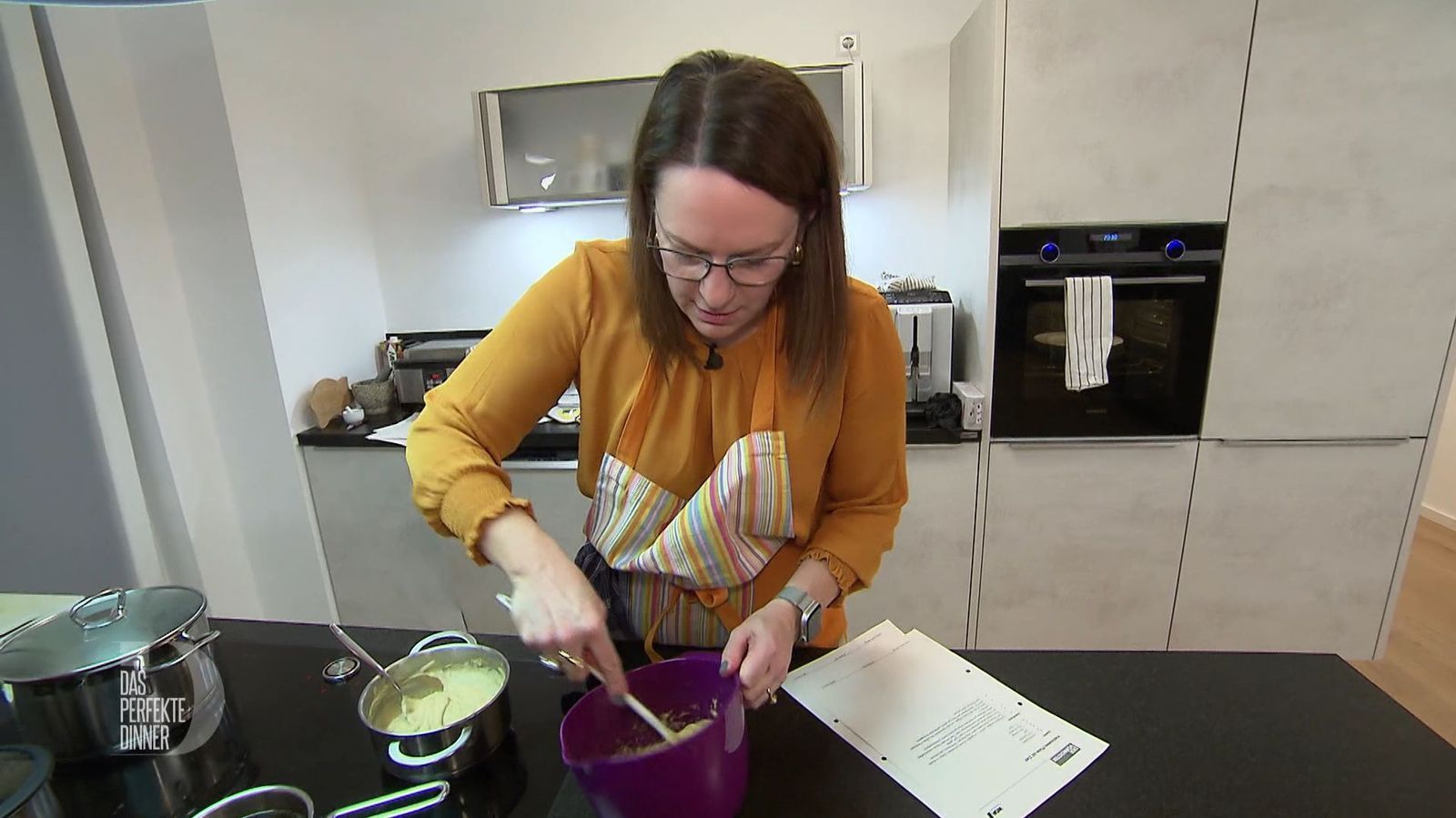 Braten, Spätzle, Zwiebeln - und alles soll gleichzeitig fertig werden: Beim Hauptgang kommt Sabrina unter Zeitdruck.
 (Bild: RTL)