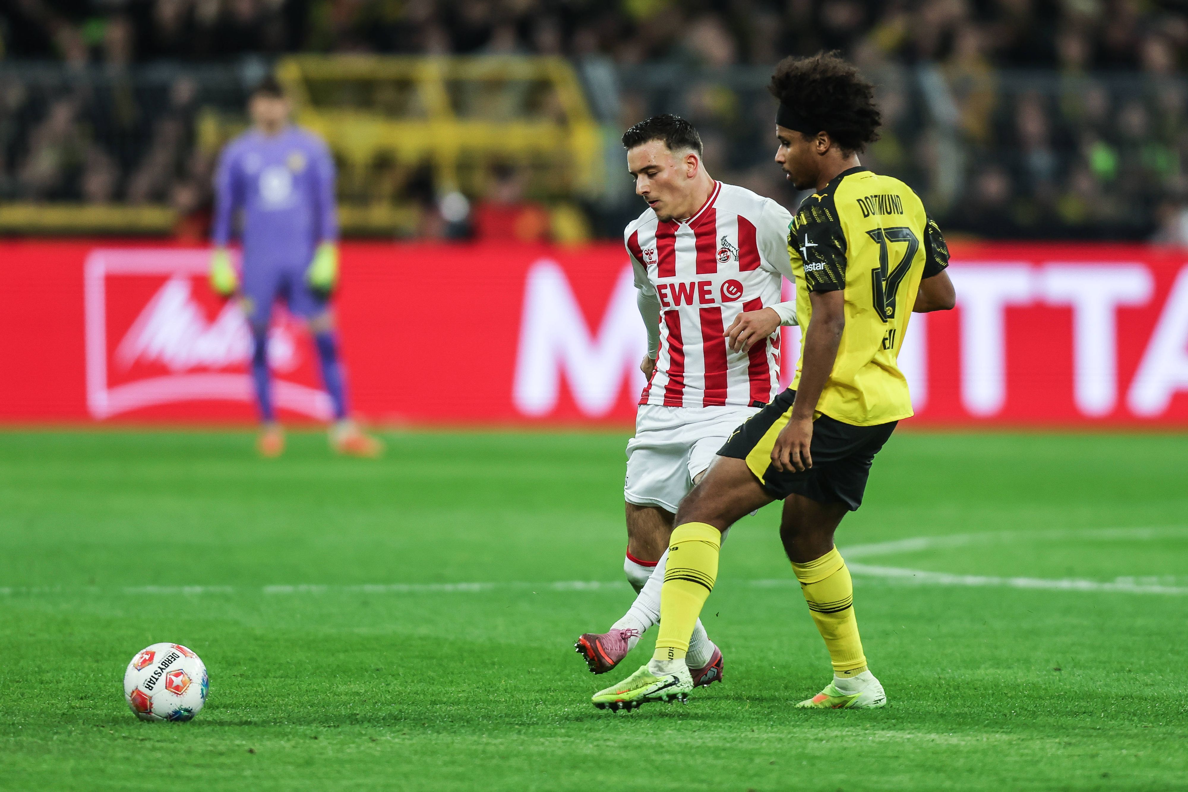 Said El Mala (l.) und Karim Adeyemi im Zweikampf auf dem Platz.