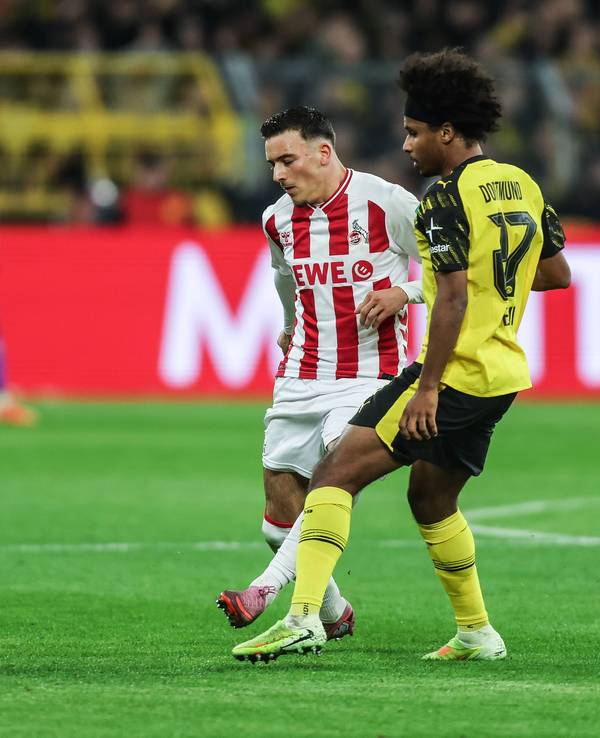 Said El Mala (l.) und Karim Adeyemi im Zweikampf auf dem Platz.