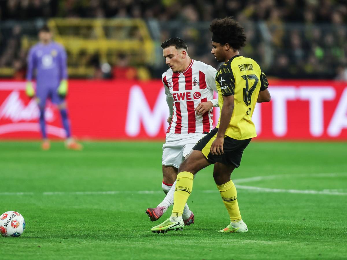 Said El Mala (l.) und Karim Adeyemi im Zweikampf auf dem Platz.