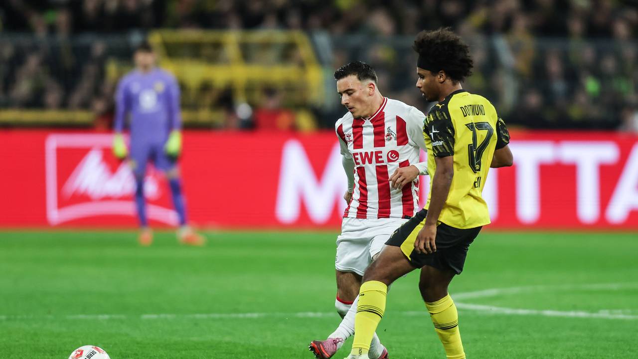 Said El Mala (l.) und Karim Adeyemi im Zweikampf auf dem Platz.