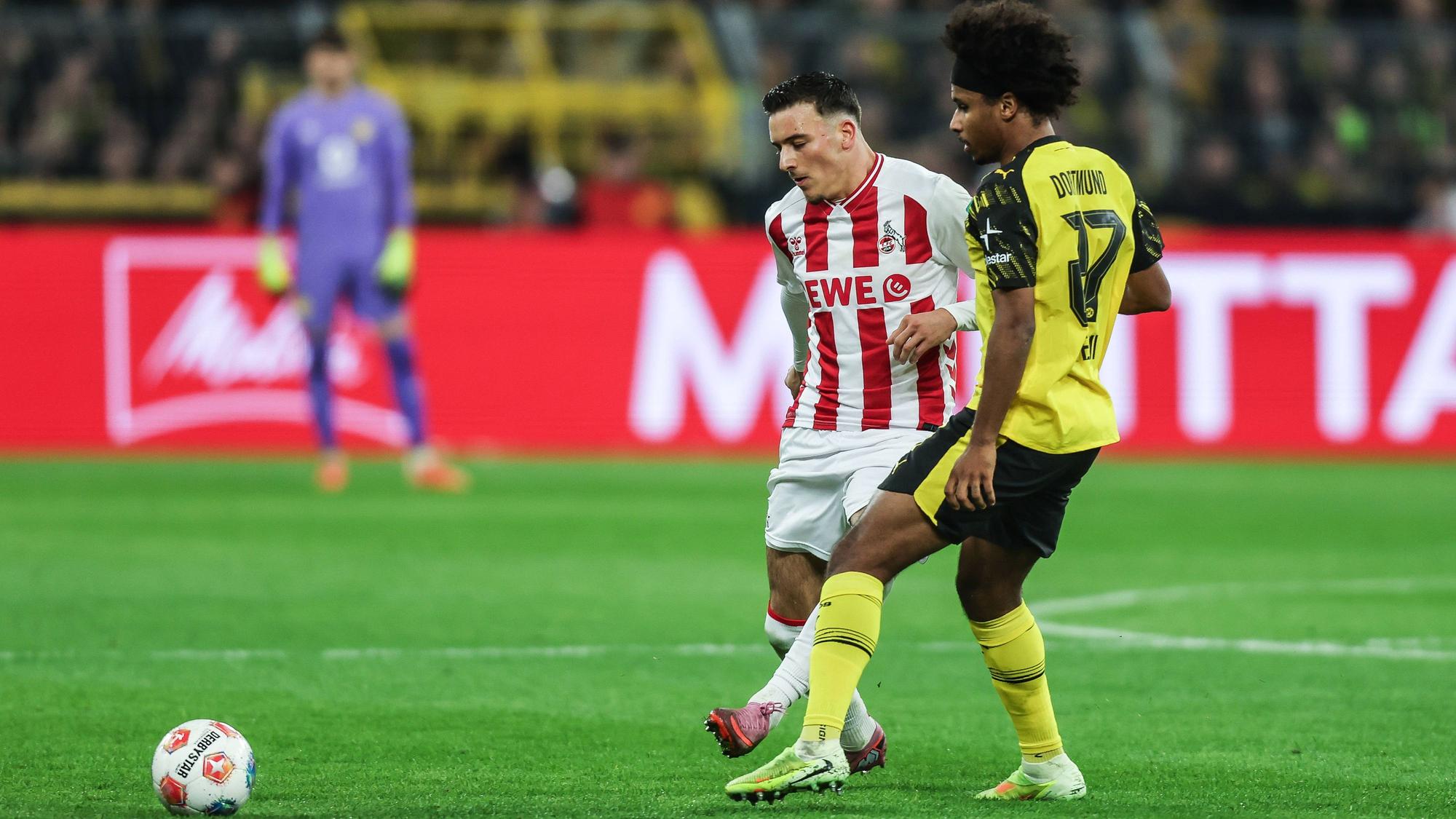 Said El Mala (l.) und Karim Adeyemi im Zweikampf auf dem Platz.
