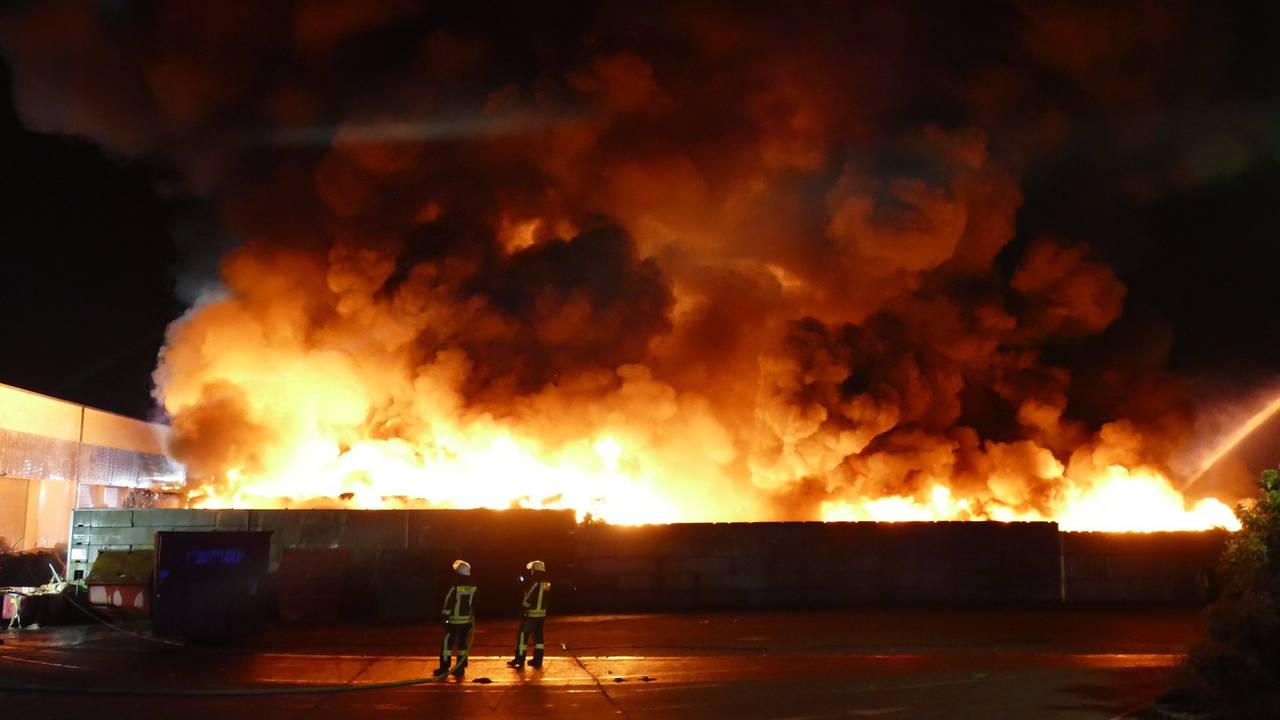 Feuerwehrleute bekämpfen einen Brand auf einem Wertstoffhof im Rhein-Sieg-Kreis. Dort hat eine große Menge Kunststoffmüll Feuer gefangen.