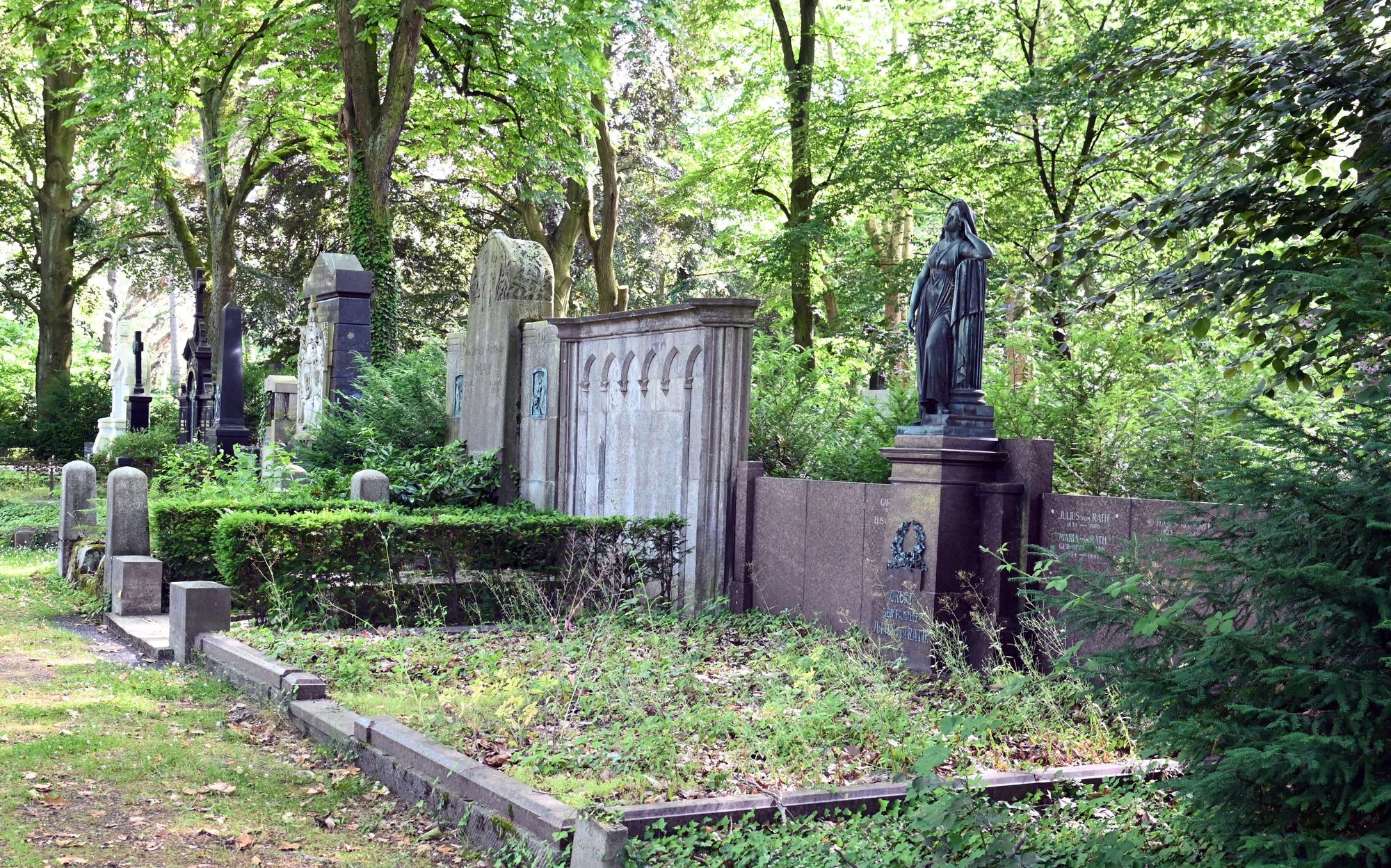 Grabstätten an der ursprünglichen Hauptachse des Kölner Friedhofs Melaten: Viele der Gräber verkommen.