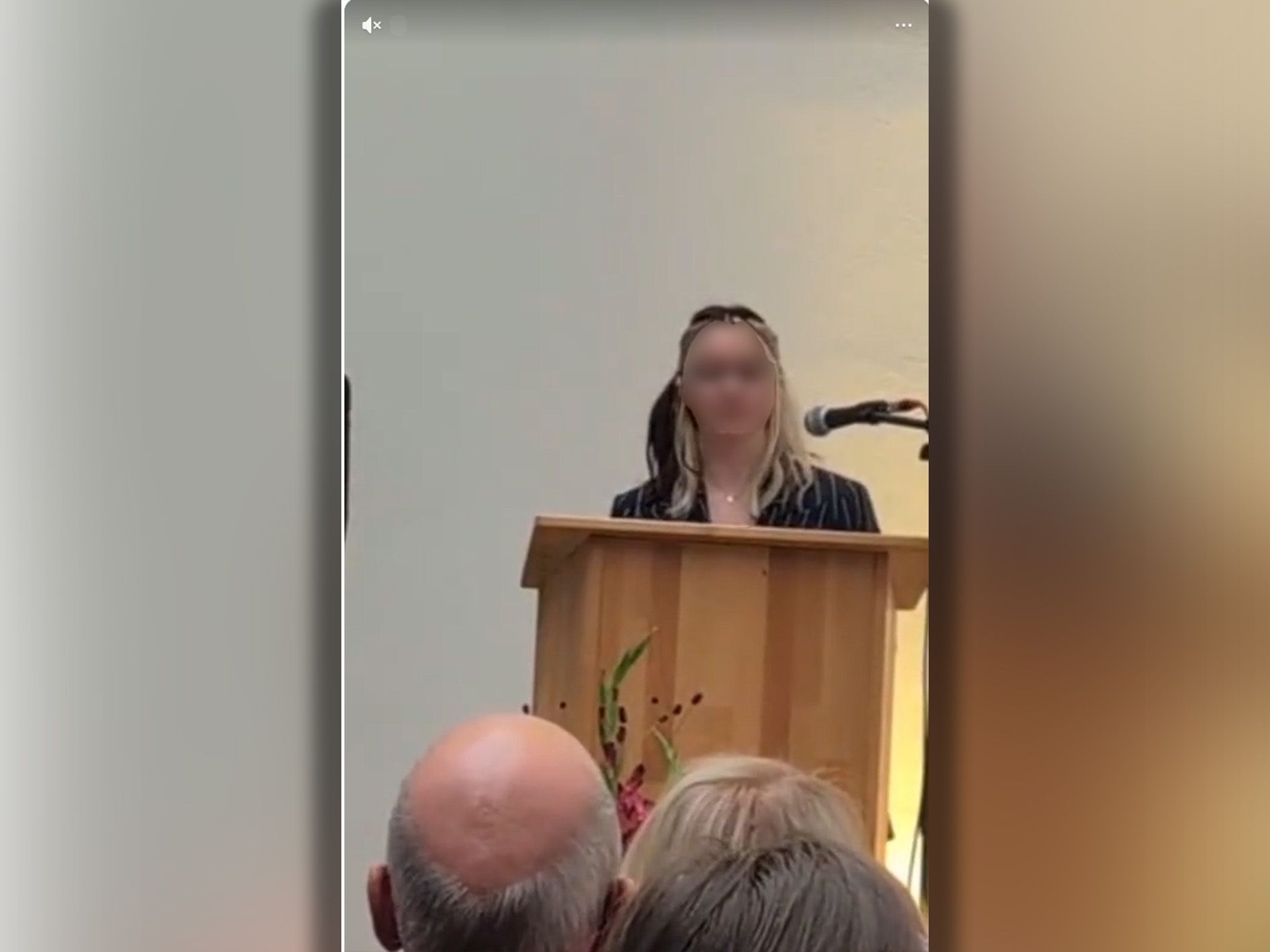 Eine Schülerin hält eine Wut-Rede bei einer Abi-Feier.