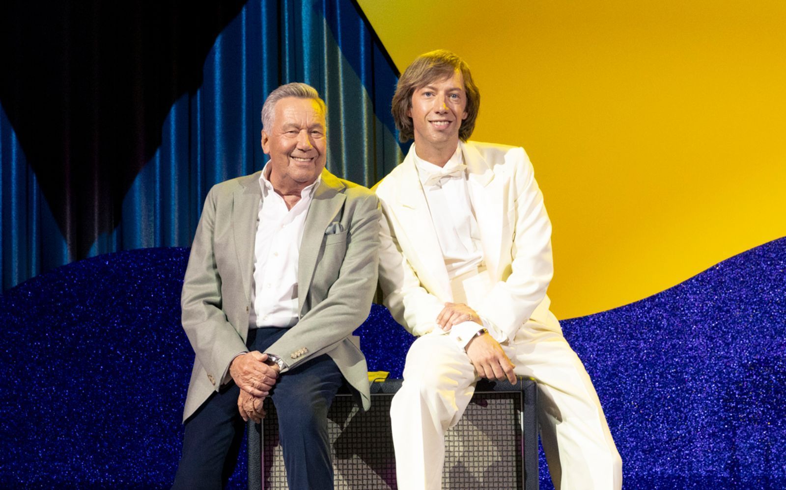 Im Film „Roland“ spielt Max Mauff (rechts) die Schlagerlegende Roland Kaiser. (Bild: Doll Film / Tobis / Anne Wilk)