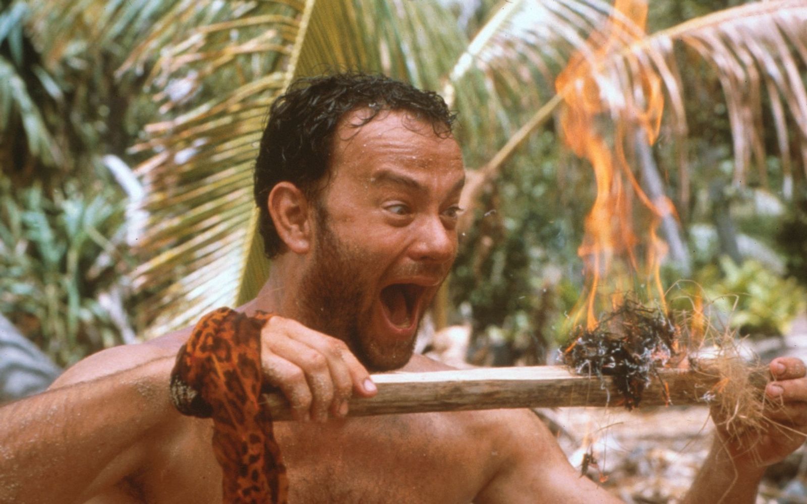 „Ich habe Feuer gemacht!“ freut sich ein fast nackter Tom Hanks in „Cast Away - Verschollen“ (2000). In der Robinsonade träumt er aber nicht von der einsamen Insel - er will nur weg von ihr: Nach einem Flugzeugabsturz landet er mitten im Nirgendwo und versucht verzweifelt, das trostlose Eiland wieder zu verlassen.  (Bild: UIP)
