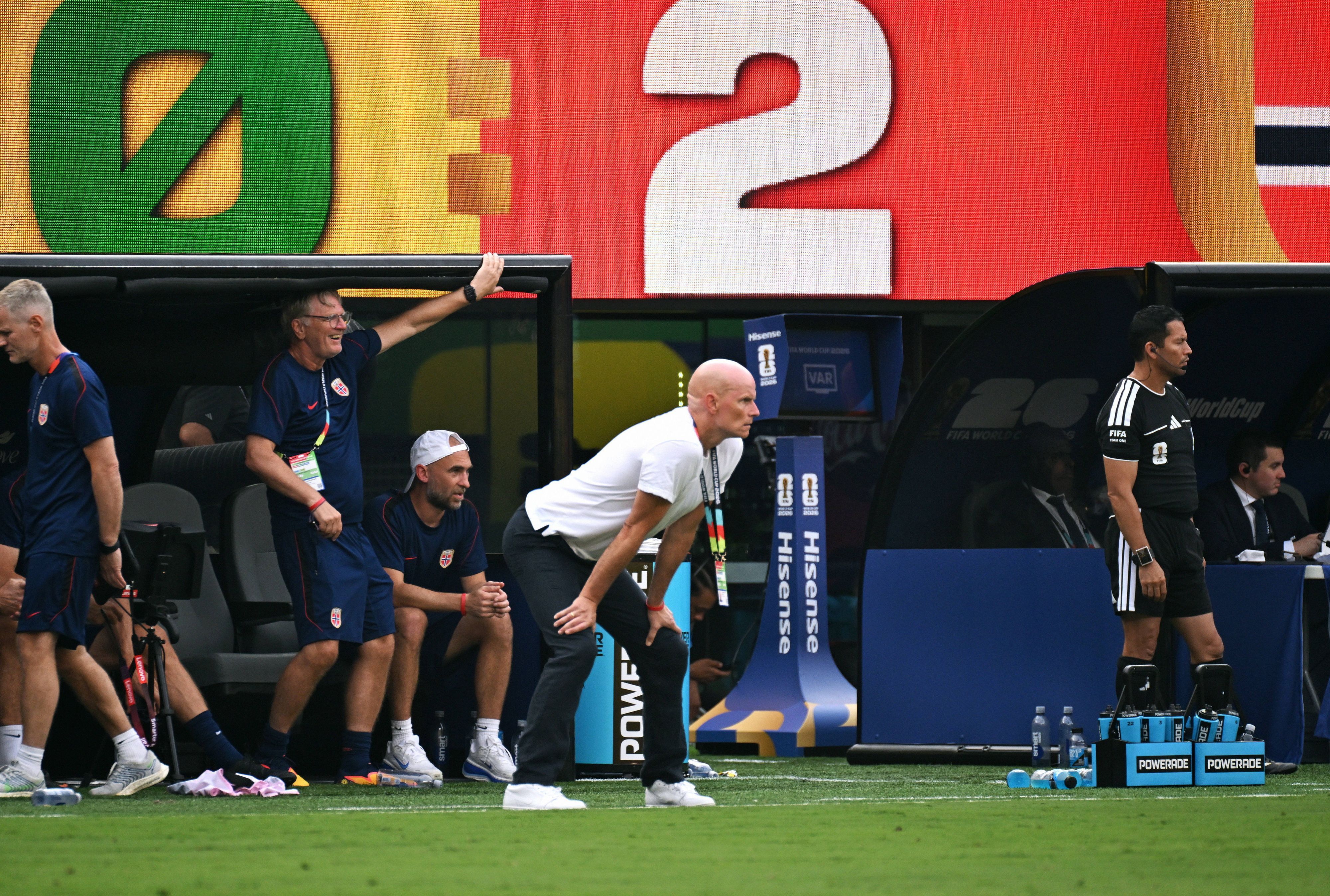 Trainer Stale Solbakken steht gebückt an der Seitenlinie und schaut angespannt das Spiel.