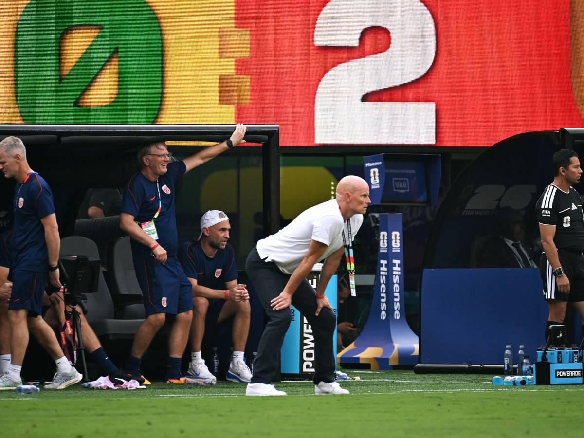 Trainer Stale Solbakken steht gebückt an der Seitenlinie und schaut angespannt das Spiel.