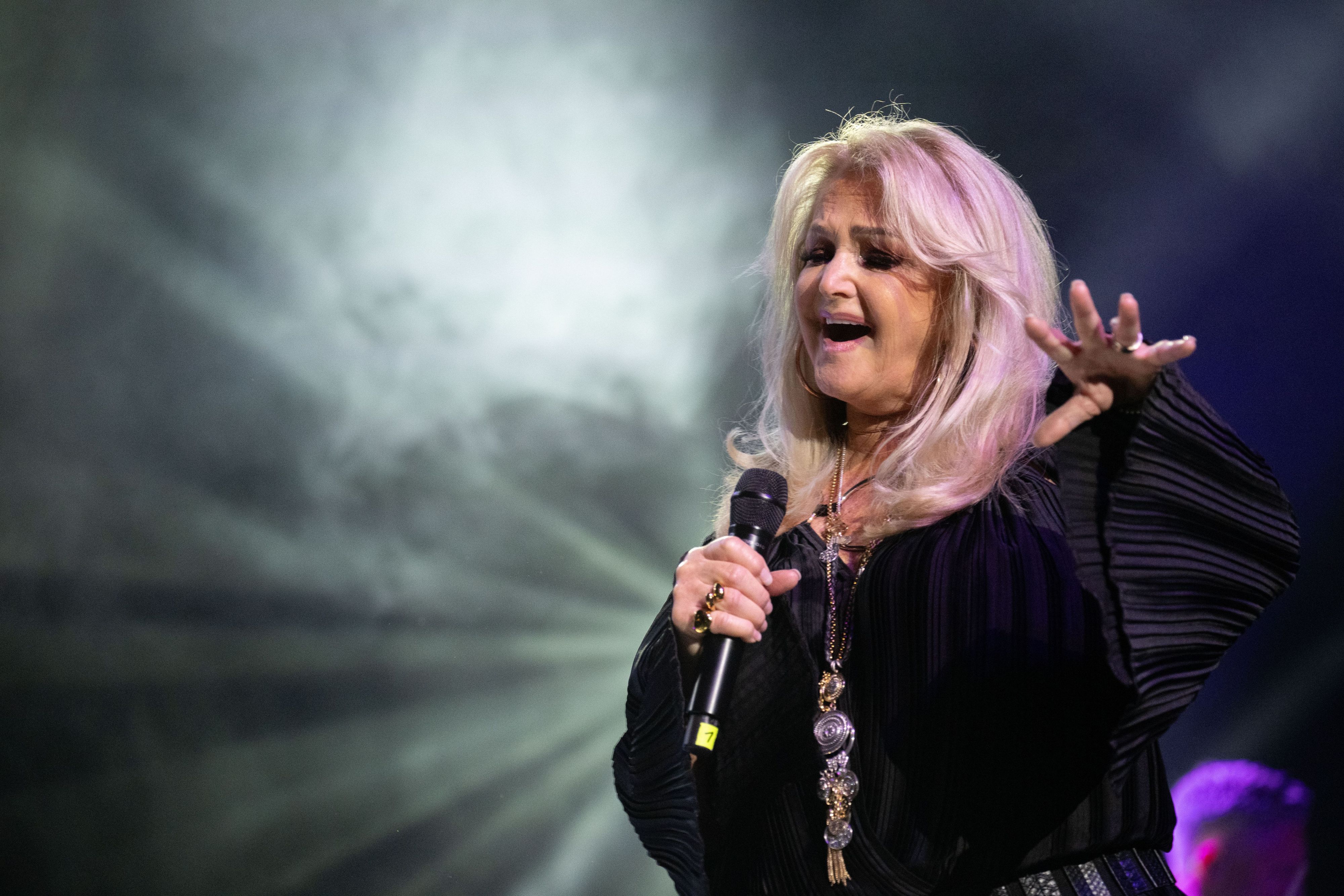 Die Sängerin Bonnie Tyler singt während eines Konzerts der Tour «40 Jahre Total Eclipse of the Heart» im Admiralspalast.