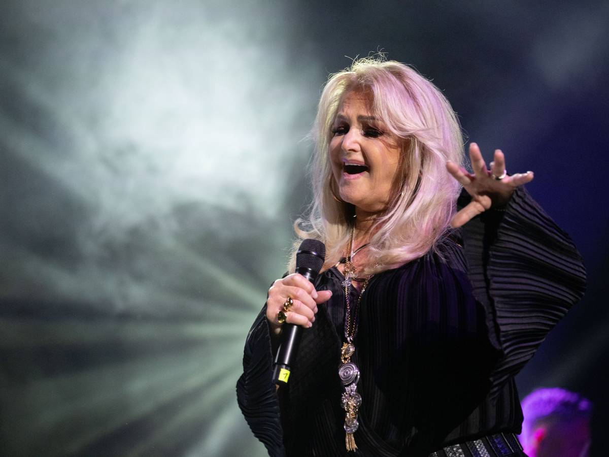 Die Sängerin Bonnie Tyler singt während eines Konzerts der Tour «40 Jahre Total Eclipse of the Heart» im Admiralspalast.