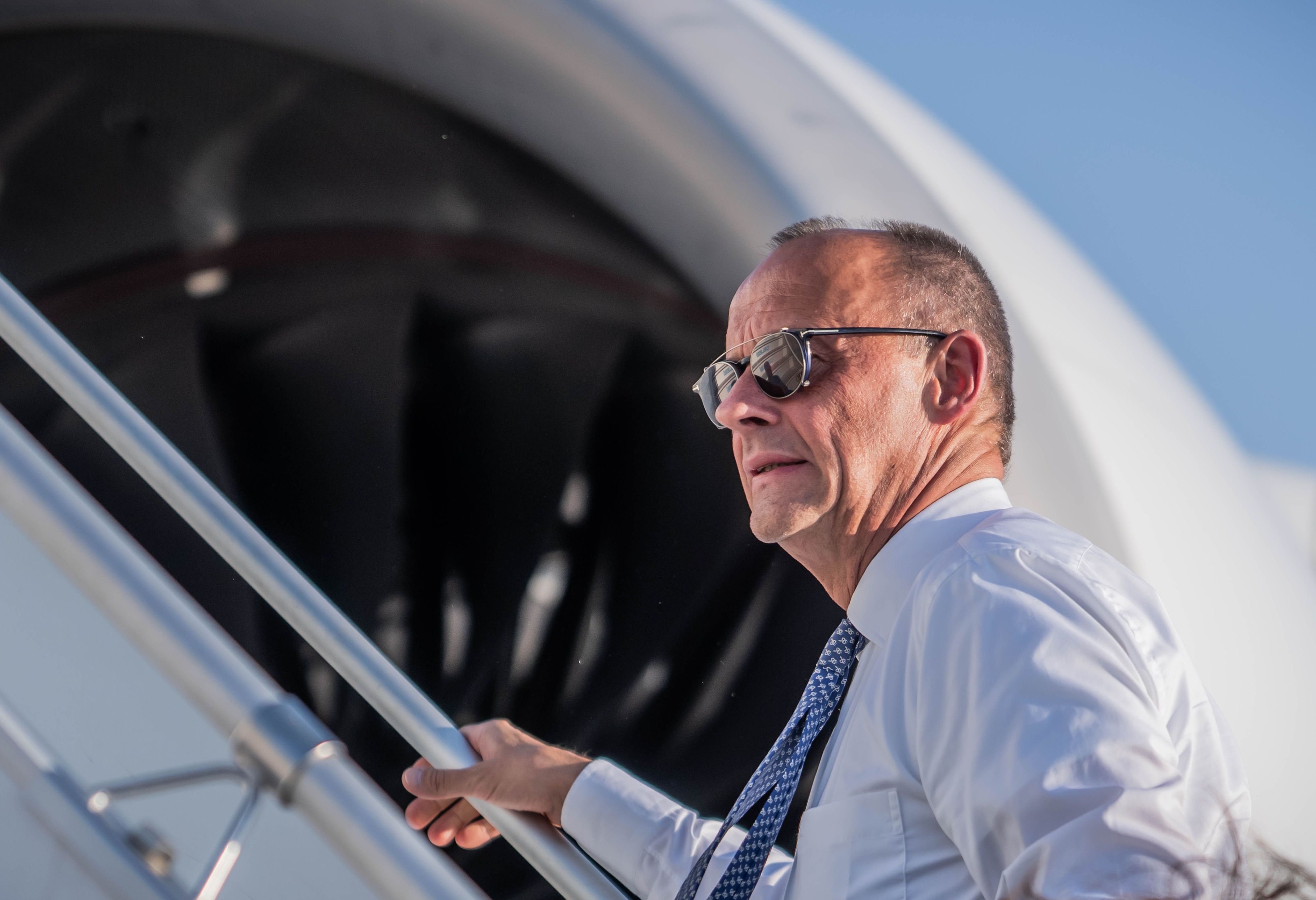 08.07.2026, Türkei, Ankara: Bundeskanzler Friedrich Merz (CDU) steigt nach dem Nato-Gipfel, dem Treffen des Nordatlantikrats auf Ebene der Staats- und Regierungschefs ins Flugzeug um nach Berlin zu fliegen. Foto: Michael Kappeler/dpa +++ dpa-Bildfunk +++