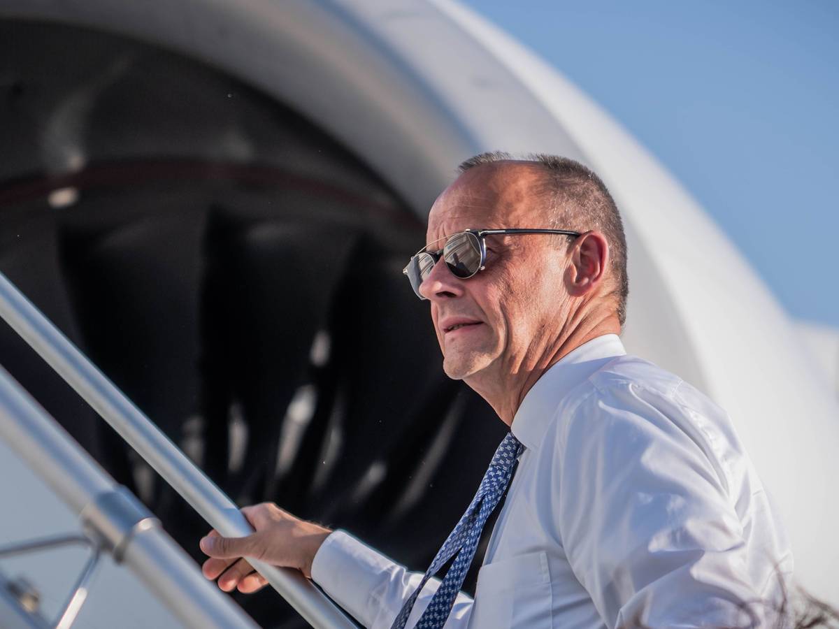 08.07.2026, Türkei, Ankara: Bundeskanzler Friedrich Merz (CDU) steigt nach dem Nato-Gipfel, dem Treffen des Nordatlantikrats auf Ebene der Staats- und Regierungschefs ins Flugzeug um nach Berlin zu fliegen. Foto: Michael Kappeler/dpa +++ dpa-Bildfunk +++