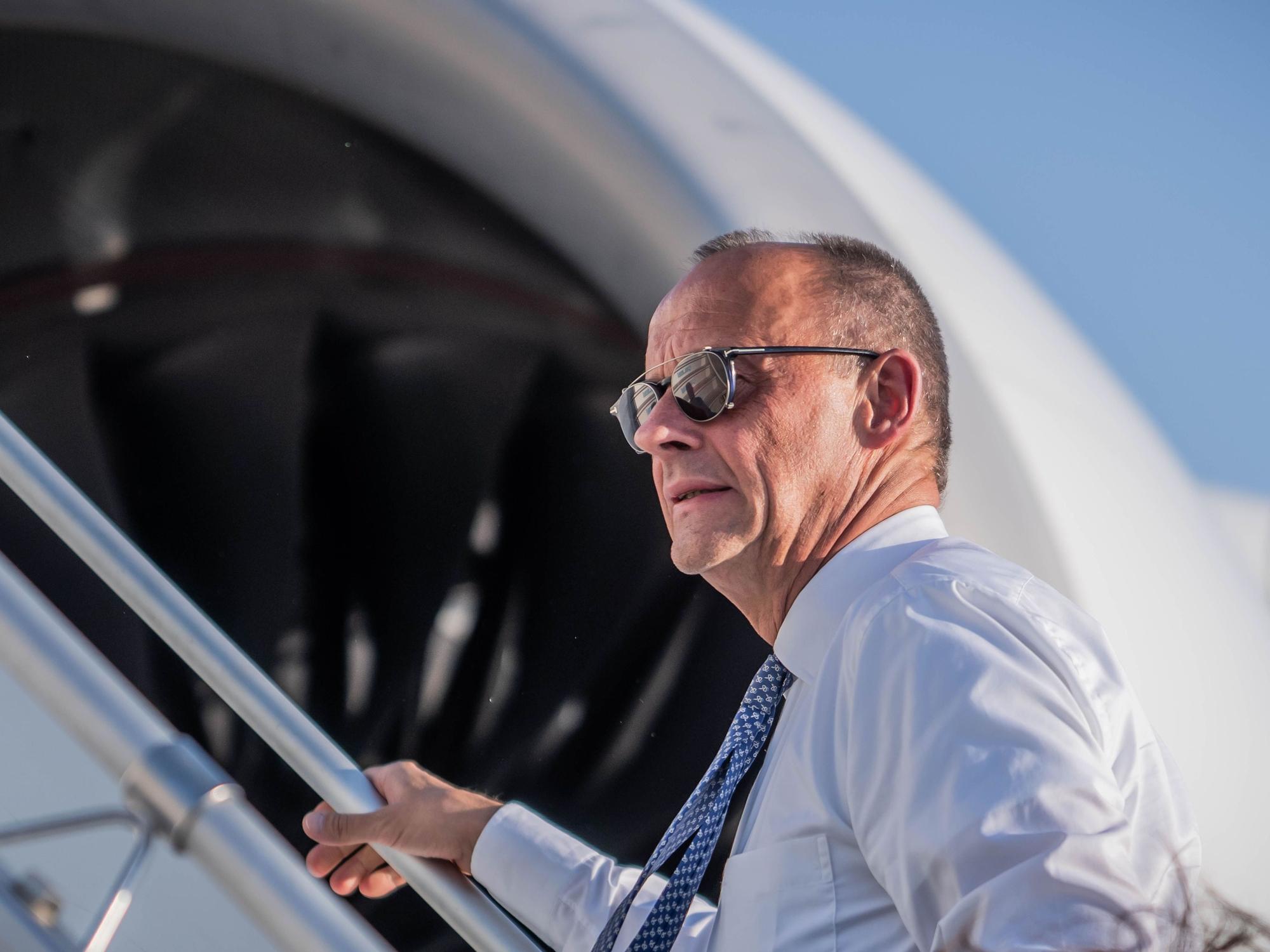 08.07.2026, Türkei, Ankara: Bundeskanzler Friedrich Merz (CDU) steigt nach dem Nato-Gipfel, dem Treffen des Nordatlantikrats auf Ebene der Staats- und Regierungschefs ins Flugzeug um nach Berlin zu fliegen. Foto: Michael Kappeler/dpa +++ dpa-Bildfunk +++