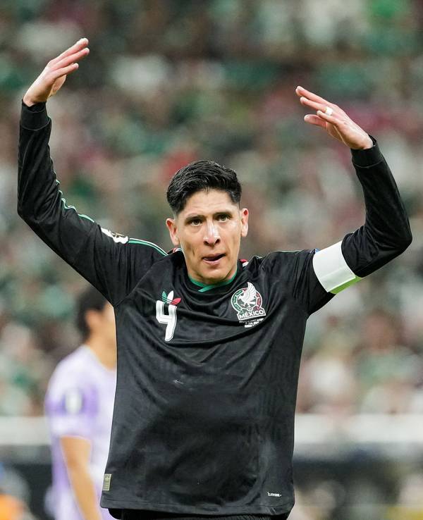 Edson Álvarez hebt die Arme.