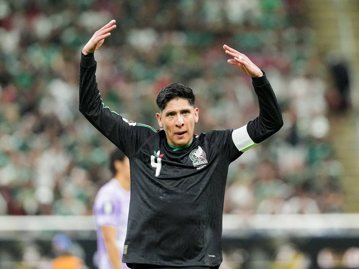 Edson Álvarez hebt die Arme.
