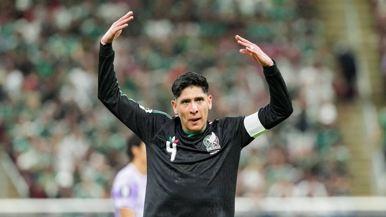 Edson Álvarez hebt die Arme.