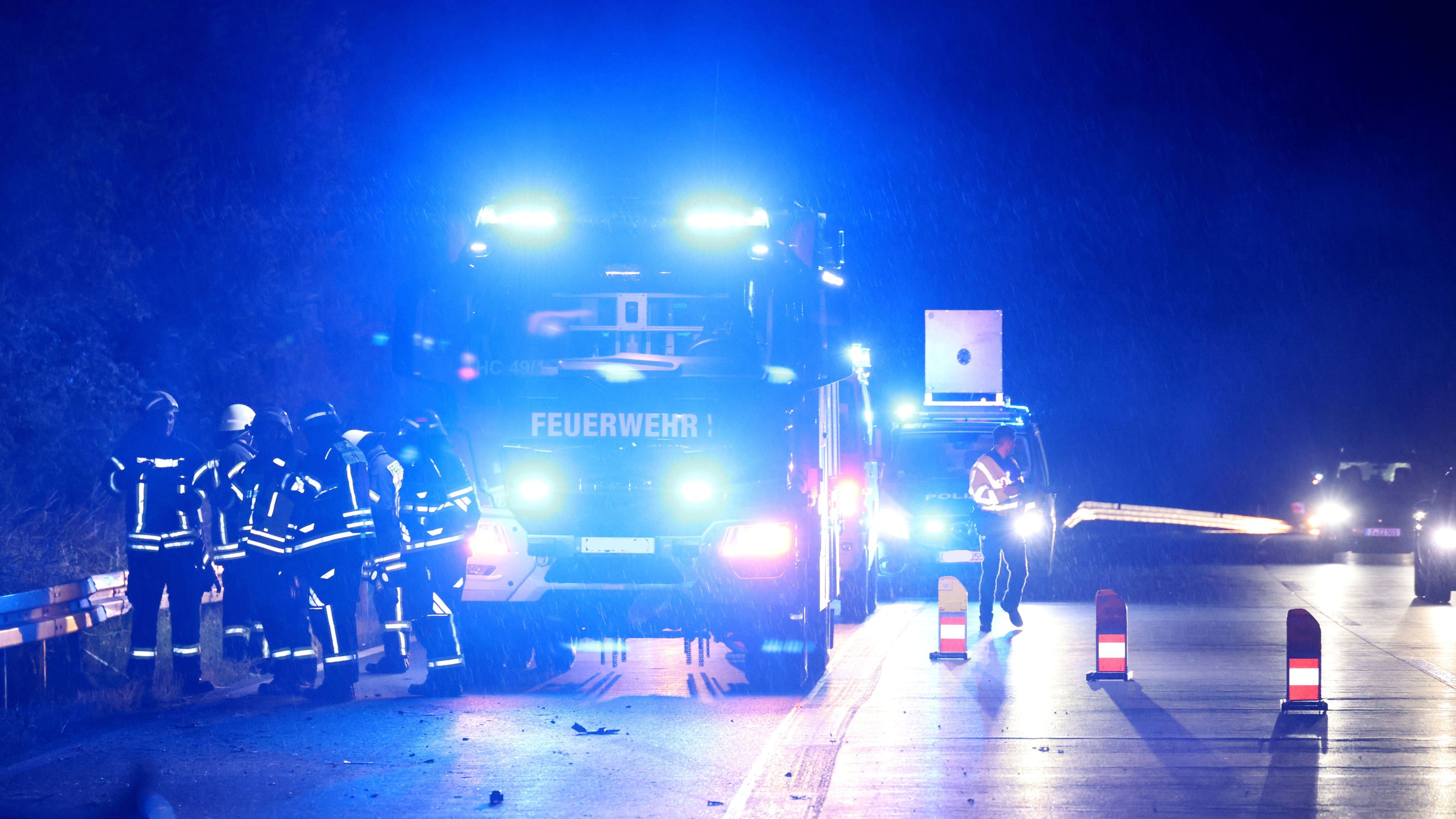 Die Feuerwehr im Einsatz nach einem Unfall auf der Autobahn.