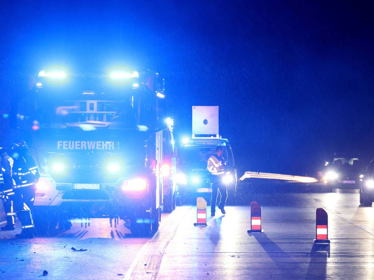 Die Feuerwehr im Einsatz nach einem Unfall auf der Autobahn.