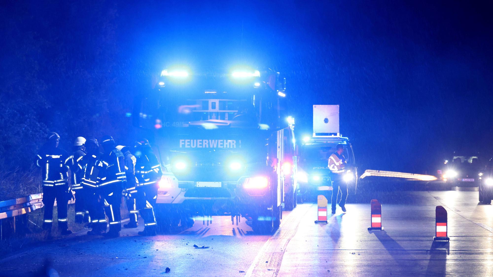 Die Feuerwehr im Einsatz nach einem Unfall auf der Autobahn.