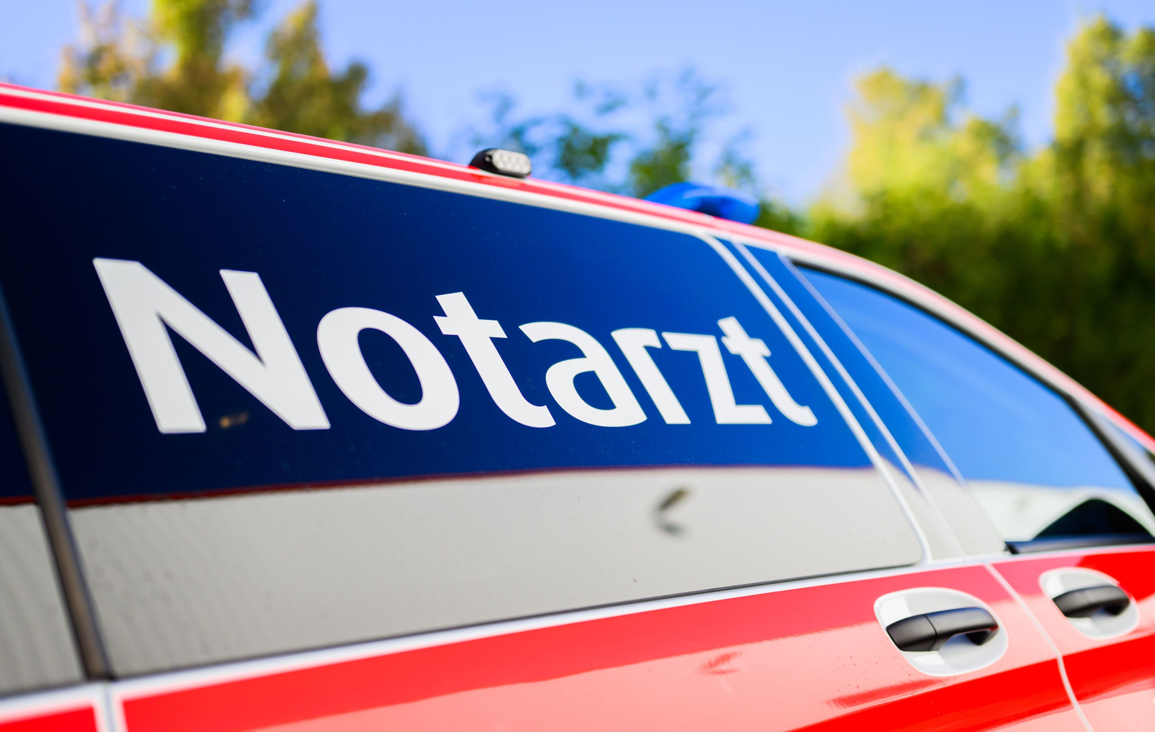 Ein Notarzt-Fahrzeug steht an einer Einsatzstelle.