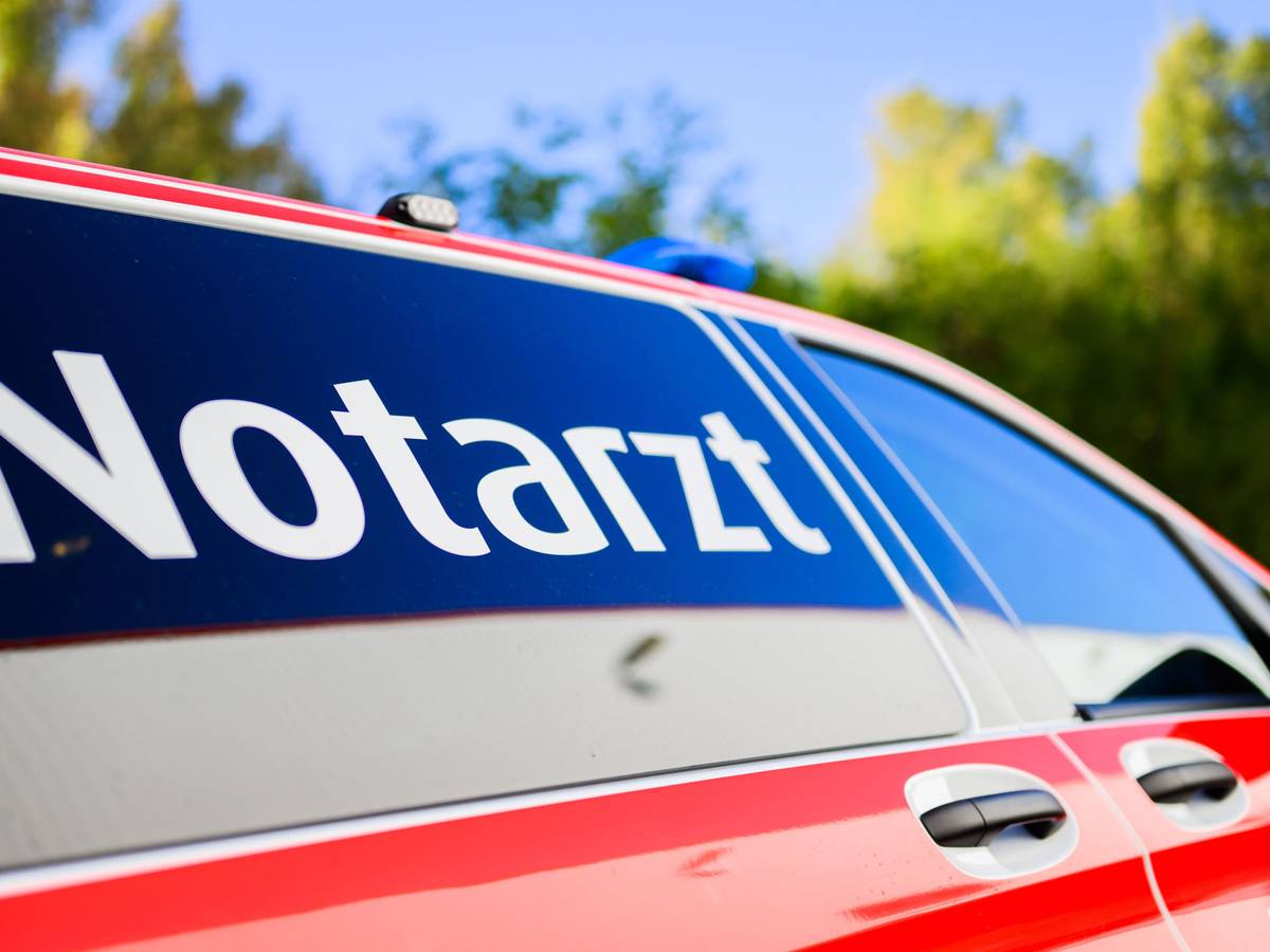Ein Notarzt-Fahrzeug steht an einer Einsatzstelle.