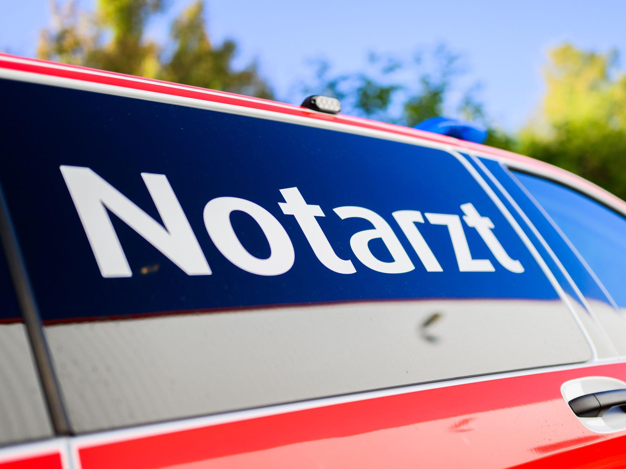 Ein Notarzt-Fahrzeug steht an einer Einsatzstelle.