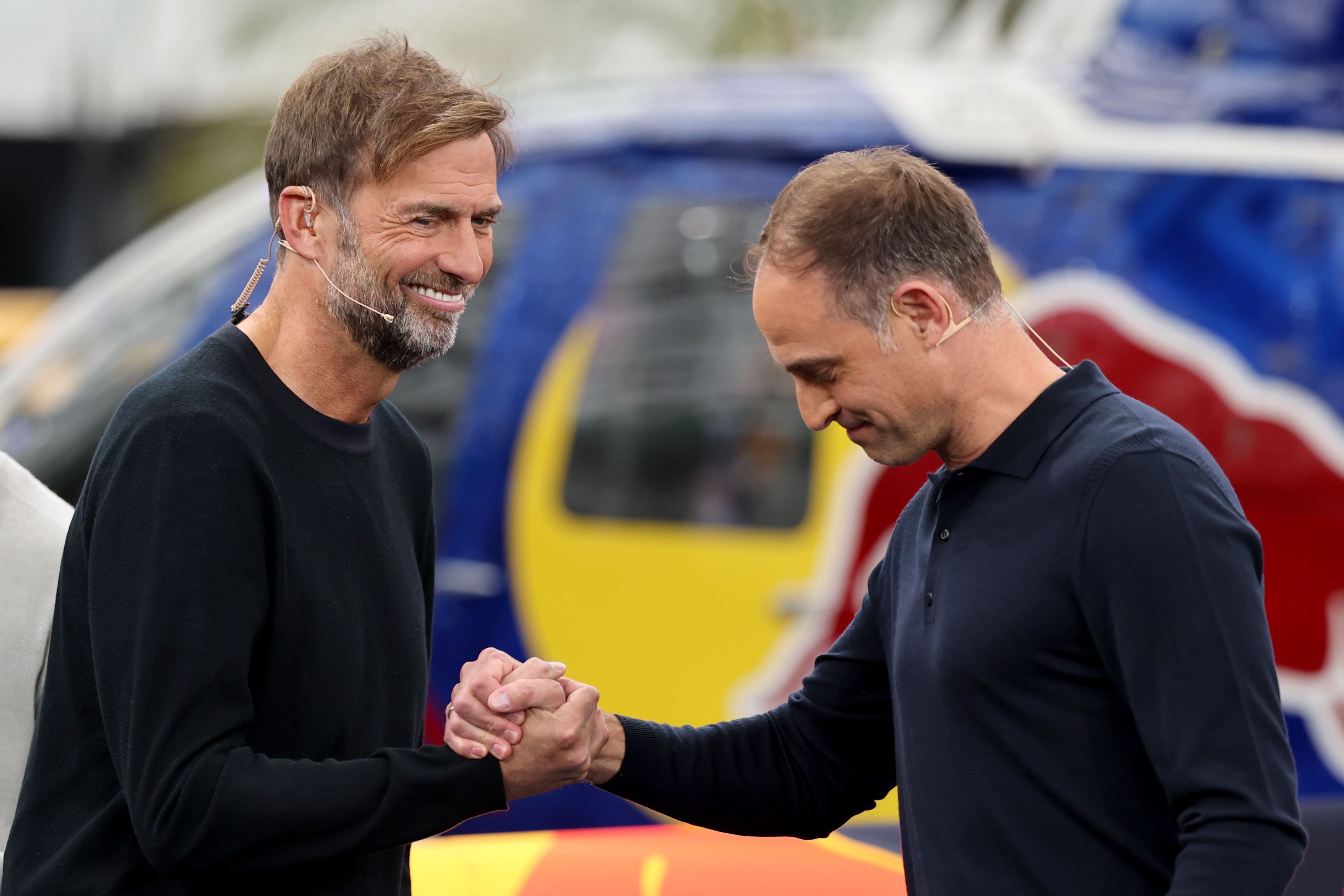 Jürgen Klopp und Oliver Mintzlaff klatschen sich ab.
