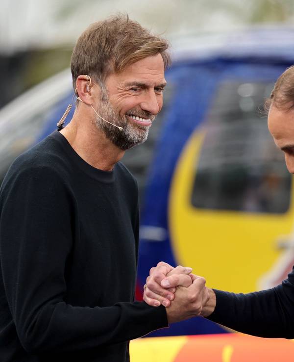Jürgen Klopp und Oliver Mintzlaff klatschen sich ab.